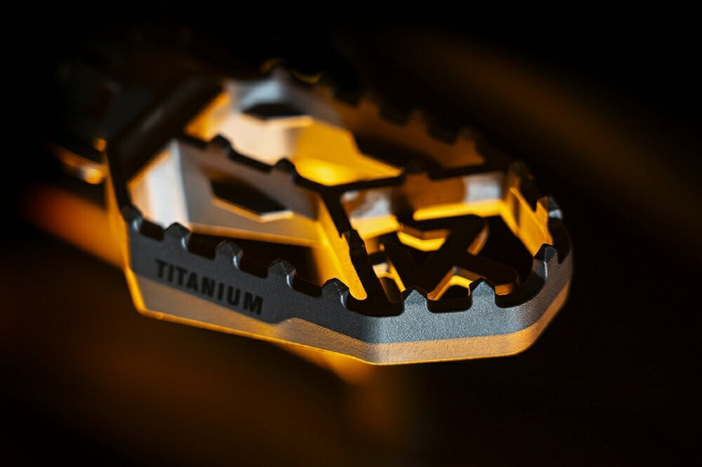 AKRAPOVIC BMW R1300GS BMW R1250GS BMW R1200GS BMW R1150GS/ADVENTURE アドベンチャーフットペグセット(チタン) F-BM13T1