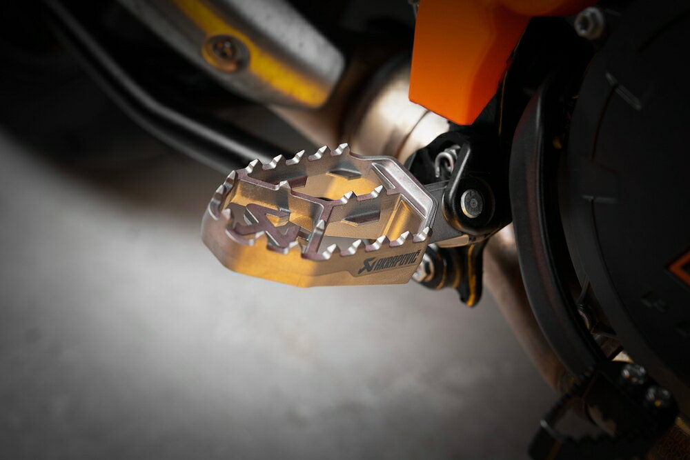 AKRAPOVIC アドベンチャーフットペグセット(チタン) F-KTM12T1