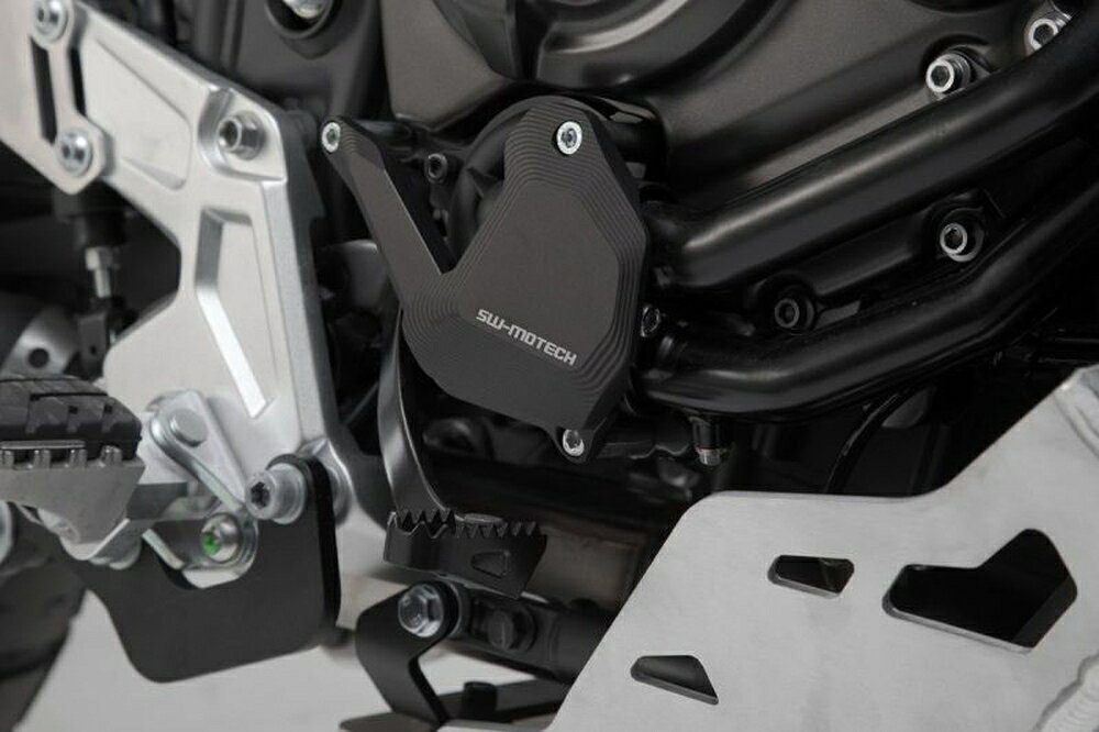 ◆適合車種 YAMAHA TENERE700 '2019 〜 '2019意図しないリザーバキャップの外れや衝撃からタンクとホースを守ります。 ●材質：アルミ製 品番：SCT0679910000 JANコード：4538792108278