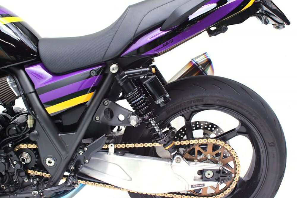 ◆適合車種 KAWASAKI ZRX1200 DAEG '2009 〜 '2016「全てのステージに対応する」と評価されるHYPERPROサスペンションの減衰性能をさらに進化させ、特に高速域での反応の良さ(入力に対する応答の早さ)を強化したスポーツグレード。 「Japan spec」仕様で独自開発した日本でしか手に入らないツインショックをご堪能下さい。 ●機能 ・プリロードアジャスター ・リバウンドアジャスター ・HI/LOWコンプレッションアジャスター ・車高調整 ※製品の仕様は予告なく変更する場合がございます。 【お役立ち情報】 ハイパープロ Japan Specとは？ イージーオーダーサービス(新規購入時のみ) サスペンションセッティングについて サグの取り方(PDF) オーバーホールサービス 品番：22770005 JANコード：4538792882697