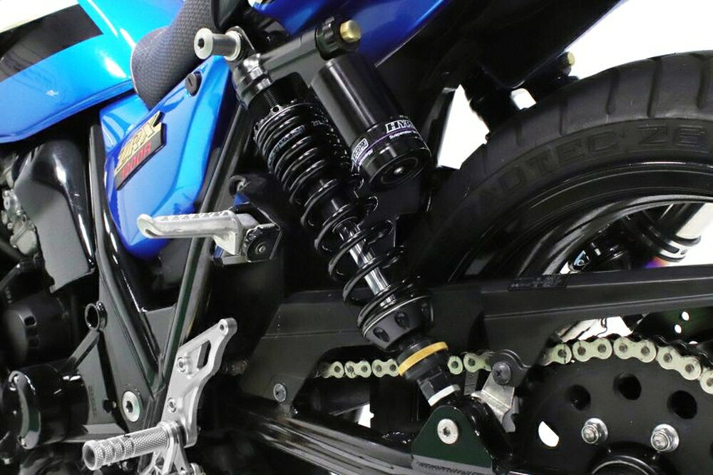 ◆適合車種 KAWASAKI ZRX1200R '2001 〜 '2008 KAWASAKI ZRX1200S '2001 〜 '2004▲写真は開発中の製品です 「全てのステージに対応する」と評価されるHYPERPROサスペンションの減衰性能をさらに進化させ、特に高速域での反応の良さ(入力に対する応答の早さ)を強化したスポーツグレード。 「Japan spec」仕様で独自開発した日本でしか手に入らないツインショックをご堪能下さい。 ●機能 ・プリロードアジャスター ・リバウンドアジャスター ・HI/LOWコンプレッションアジャスター ・車高調整 ※製品の仕様は予告なく変更する場合がございます。 【お役立ち情報】 ハイパープロ Japan Specとは？ イージーオーダーサービス(新規購入時のみ) サスペンションセッティングについて サグの取り方(PDF) オーバーホールサービス 品番：22770007 JANコード：4538792882703