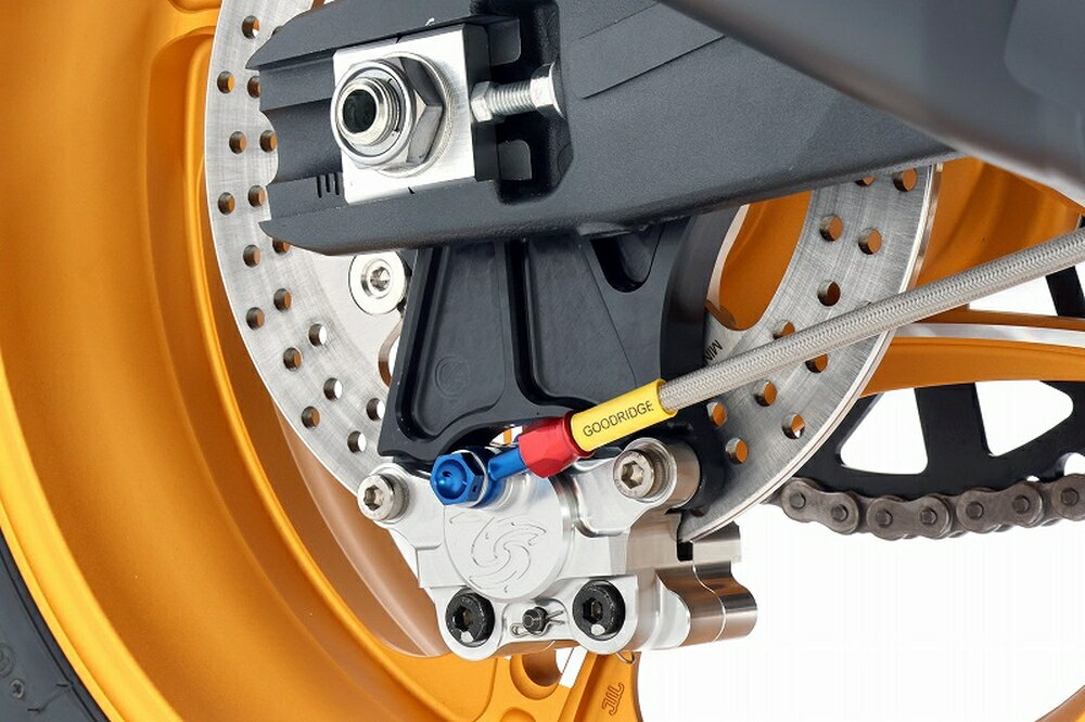 ◆適合車種 HONDA CB1000F '2026 〜 '2026GALE SPEED製/brembo製2POTキャリパー(取付ピッチ84mm)へ交換の際に必須となるキャリパーサポート。 車体やキャリパーになじむシンプルな形状のアルミ削り出しピースです。 【対応キャリパー】 ■GALE SPEED 【A】Elaborateアキシャルキャリパー (品番 GSRCA34AF / GSRCA34AT) 【A】ビレットキャリパー (品番 GSBRCA34AFB / GSBRCA34AFBS) ■brembo ※車種により使えるキャリパーが異なります。各製品品番の「対応キャリパー」欄をご確認ください。 【B】品番 20.6950.21 / 20.6950.22 / 20.6951.60 / 20.6951.22 / 120.B278.10 【C】品番 20.5161.43 / 20.5161.51 【D】品番 120.A441.10 / 120.A441.30 / 120.A441.40 【E】品番 20.B581.11 / 20.B851.53 / 20.B852.10 / 20.B852.52 / 20.B852.70 / 20.B852.73 品番：1471012B JANコード：4538792965369 キャリパー位置(純正)：上 キャリパー位置(本製品使用)：下 対応キャリパー：A〜E 純正ディスク外径：φ240 パッド切削加工：ディスク外縁より出ていたら削る 純正マスター径：φ14 備考