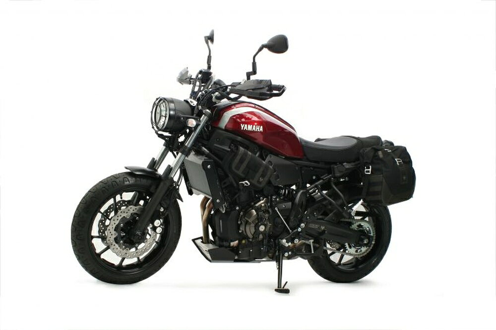 ◆適合車種 YAMAHA XSR700 '2017 〜 '2018ネイキッドバイクのクラシックなスタイルを引き立てるフロントフェンダー。 ●純正プラスチックフェンダーからの質感・耐久性向上 ●アルマイト処理されたアルミニウム製 ●頑丈な構造で、フェンダーは既存の位置にボルト留めするだけ 材質：アルミニウム ※掲載している車種・年式は、ヨーロッパモデルで確認された適合です。日本国内で販売された車種・年式への適合は未確認です。 品番：KFS0664210000/B JANコード：4538792866055