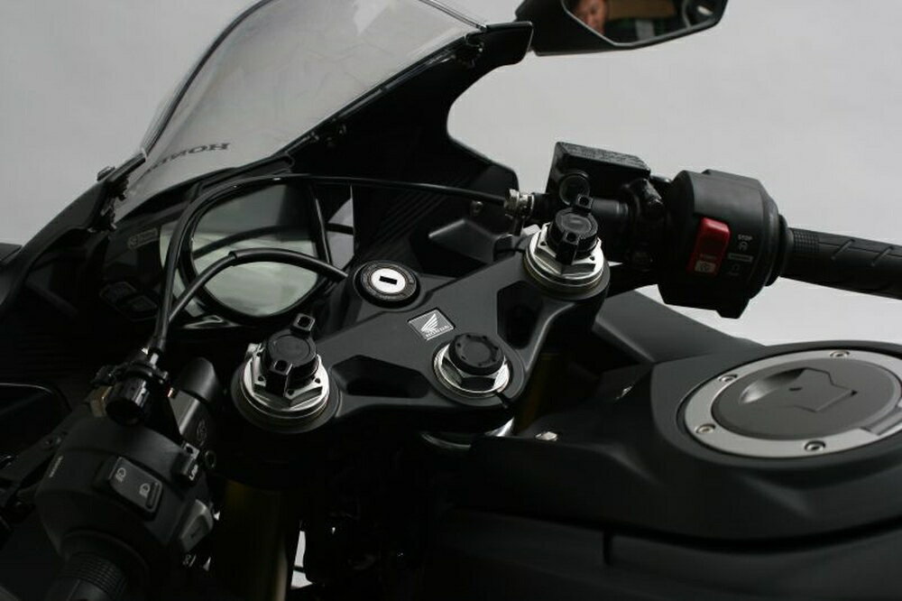◆適合車種 HONDA CBR250RR '2020 〜 '2022 HONDA CBR250RR(ABS) '2020 〜 '2022▲装着写真は17年モデル用ブラックです サスペンションブランドのノウハウを詰め込んだプリロードアジャスター。純正フォークにアジャスターがない車両でも、本品を装着すれば気軽にセッティングを楽しめます。 アジャスターを回してもトップの高さが変わらない設計(実用新案登録済)で、ハンドル周りをカスタムしても干渉しづらいコンパクト形状です。 ハンドアジャストノブで、純正トップキャップ位置を基準に15mmまでプリロードを掛けられる設計(半回転で1クリック)。スプリングが当たるプレートはフリーで回転するため、軽い力で回せるだけでなくスプリングの動きも妨げません。※一部ノブの付属しない車種もあります 品番：22615303 JANコード：4538792909219 アジャストノブカラー：ゴールド