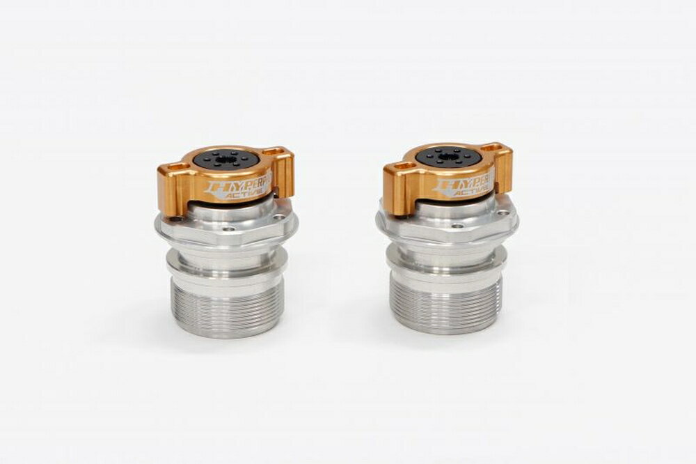 ◆適合車種 YAMAHA SR400 '1994 〜 '2021▲装着写真はレッドです サスペンションブランドのノウハウを詰め込んだプリロードアジャスター。純正フォークにアジャスターがない車両でも、本品を装着すれば気軽にセッティングを楽しめます。 アジャスターを回してもトップの高さが変わらない設計(実用新案登録済)で、ハンドル周りをカスタムしても干渉しづらいコンパクト形状です。 ハンドアジャストノブで、純正トップキャップ位置を基準に15mmまでプリロードを掛けられる設計(半回転で1クリック)。スプリングが当たるプレートはフリーで回転するため、軽い力で回せるだけでなくスプリングの動きも妨げません。※一部ノブの付属しない車種もあります 品番：22633301 JANコード：4538792853444 アジャストノブカラー：ゴールド