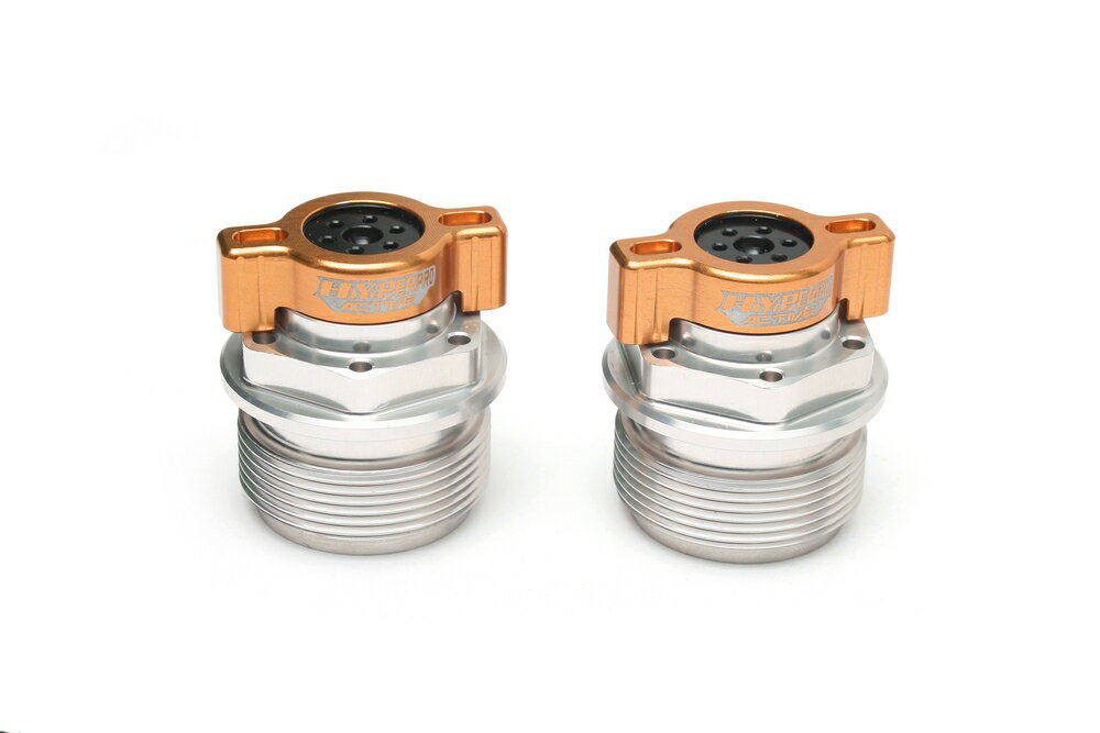 ◆適合車種 YAMAHA MT-07 '2014 〜 '2024 YAMAHA MT-07(ABS) '2014 〜 '2024 YAMAHA YZF-R25 '2015 〜 '2018 YAMAHA YZF-R3(ABS) '2015 〜 '2018 YAMAHA XSR700 '2018 〜 '2023 YAMAHA YZF-R25(ABS) '2015 〜 '2018 SUZUKI V-STROM 250 SX '2023 〜 '2025 KAWASAKI Z650RS '2022 〜 '2025サスペンションブランドのノウハウを詰め込んだプリロードアジャスター。純正フォークにアジャスターがない車両でも、本品を装着すれば気軽にセッティングを楽しめます。 アジャスターを回してもトップの高さが変わらない設計(実用新案登録済)で、ハンドル周りをカスタムしても干渉しづらいコンパクト形状です。 ハンドアジャストノブで、純正トップキャップ位置を基準に15mmまでプリロードを掛けられる設計(半回転で1クリック)。スプリングが当たるプレートはフリーで回転するため、軽い力で回せるだけでなくスプリングの動きも妨げません。※一部ノブの付属しない車種もあります 品番：22635301 JANコード：4538792840895 アジャストノブカラー：ゴールド