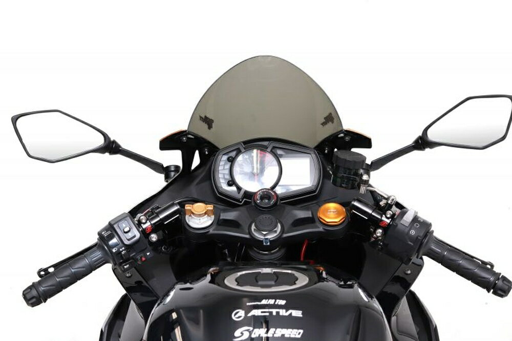 ◆適合車種 KAWASAKI Ninja ZX-25R '2020 〜 '2022 KAWASAKI Ninja ZX-25R SE '2020 〜 '2022サスペンションブランドのノウハウを詰め込んだプリロードアジャスター。純正フォークにアジャスターがない車両でも、本品を装着すれば気軽にセッティングを楽しめます。 アジャスターを回してもトップの高さが変わらない設計(実用新案登録済)で、ハンドル周りをカスタムしても干渉しづらいコンパクト形状です。 ハンドアジャストノブで、純正トップキャップ位置を基準に15mmまでプリロードを掛けられる設計(半回転で1クリック)。スプリングが当たるプレートはフリーで回転するため、軽い力で回せるだけでなくスプリングの動きも妨げません。※一部ノブの付属しない車種もあります 品番：22675303 JANコード：4538792909479 アジャストノブカラー：ゴールド