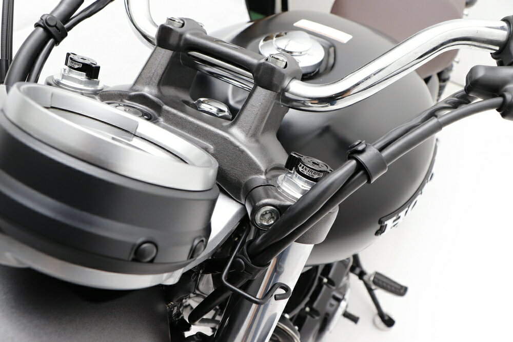 ◆適合車種 HONDA REBEL500 '2020 〜 '2023 (SEdition含む) HONDA CL500 '2023 〜 '2023 HONDA GB350 '2021 〜 '2023 HONDA GB350S '2021 〜 '2023 HONDA CL250 '2023 〜 '2023 HONDA REBEL250 '2020 〜 '2023 HONDA REBEL250 S Edition '2020 〜 '2023サスペンションブランドのノウハウを詰め込んだプリロードアジャスター。純正フォークにアジャスターがない車両でも、本品を装着すれば気軽にセッティングを楽しめます。 アジャスターを回してもトップの高さが変わらない設計(実用新案登録済)で、ハンドル周りをカスタムしても干渉しづらいコンパクト形状です。 ハンドアジャストノブで、純正トップキャップ位置を基準に15mmまでプリロードを掛けられる設計(半回転で1クリック)。スプリングが当たるプレートはフリーで回転するため、軽い力で回せるだけでなくスプリングの動きも妨げません。※一部ノブの付属しない車種もあります 品番：22615106 JANコード：4538792926445 アジャストノブカラー：ブラック