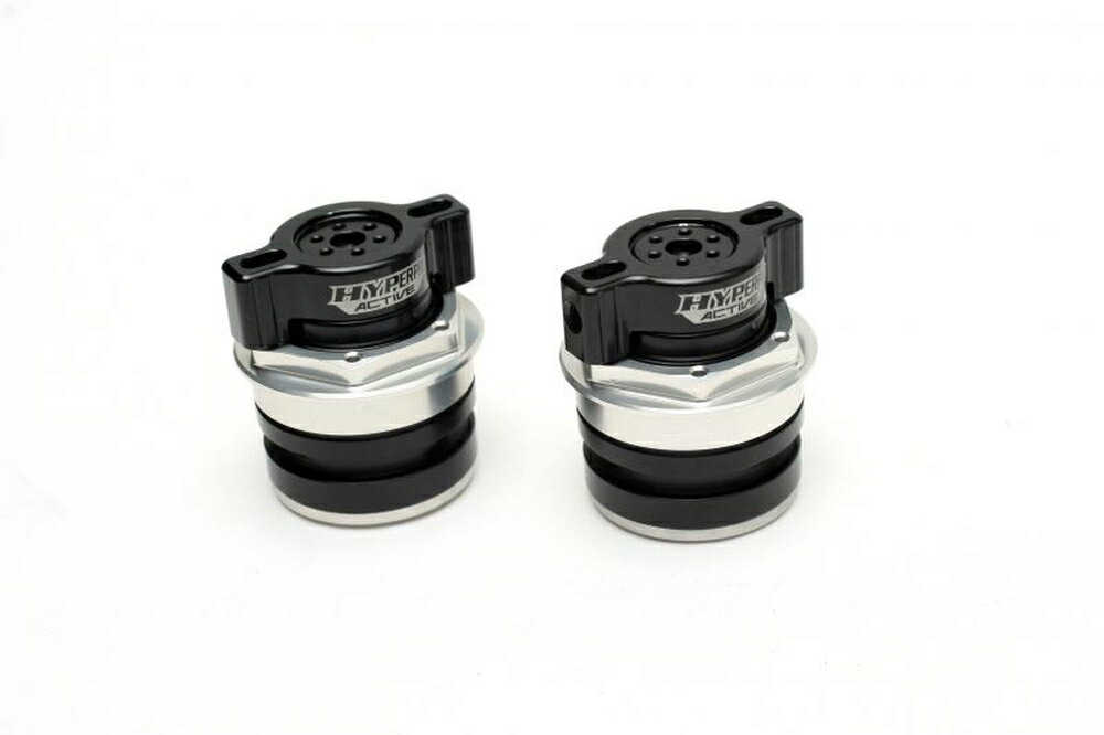 ◆適合車種 KAWASAKI Ninja250 '2013 〜 '2017 KAWASAKI Ninja250(ABS) '2013 〜 '2017 KAWASAKI Ninja250R '2008 〜 '2012▲装着写真はレッドです サスペンションブランドのノウハウを詰め込んだプリロードアジャスター。純正フォークにアジャスターがない車両でも、本品を装着すれば気軽にセッティングを楽しめます。 アジャスターを回してもトップの高さが変わらない設計(実用新案登録済)で、ハンドル周りをカスタムしても干渉しづらいコンパクト形状です。 ハンドアジャストノブで、純正トップキャップ位置を基準に15mmまでプリロードを掛けられる設計(半回転で1クリック)。スプリングが当たるプレートはフリーで回転するため、軽い力で回せるだけでなくスプリングの動きも妨げません。※一部ノブの付属しない車種もあります 品番：22675101 JANコード：4538792840819 アジャストノブカラー：ブラック