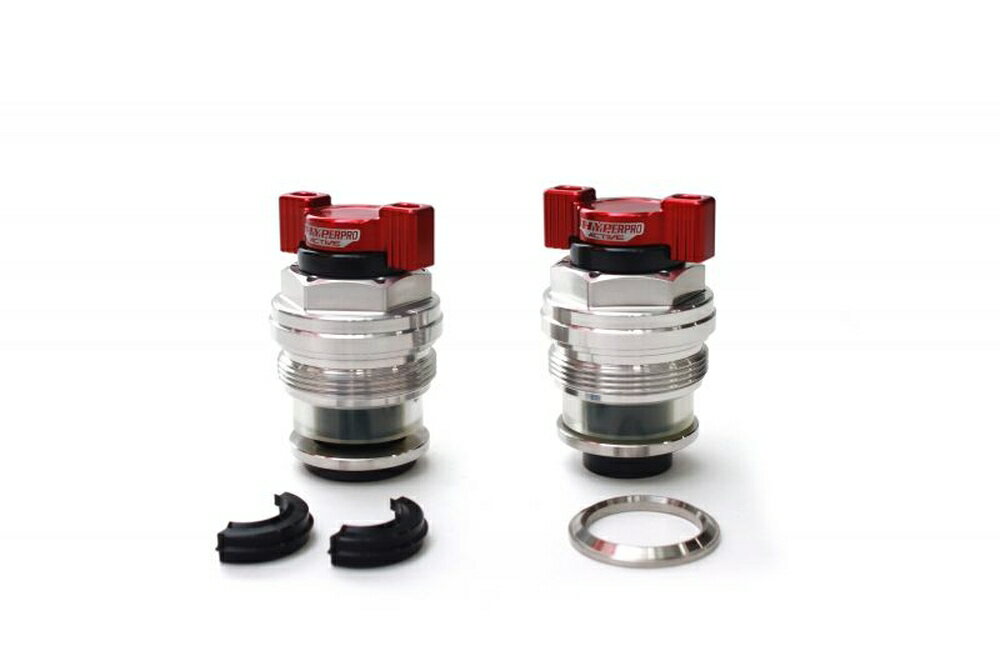 ◆適合車種 HONDA CBR250RR '2020 〜 '2022 HONDA CBR250RR(ABS) '2020 〜 '2022▲装着写真は17年モデル用ブラックです サスペンションブランドのノウハウを詰め込んだプリロードアジャスター。純正フォークにアジャスターがない車両でも、本品を装着すれば気軽にセッティングを楽しめます。 アジャスターを回してもトップの高さが変わらない設計(実用新案登録済)で、ハンドル周りをカスタムしても干渉しづらいコンパクト形状です。 ハンドアジャストノブで、純正トップキャップ位置を基準に15mmまでプリロードを掛けられる設計(半回転で1クリック)。スプリングが当たるプレートはフリーで回転するため、軽い力で回せるだけでなくスプリングの動きも妨げません。※一部ノブの付属しない車種もあります 品番：22615203 JANコード：4538792909202 アジャストノブカラー：レッド