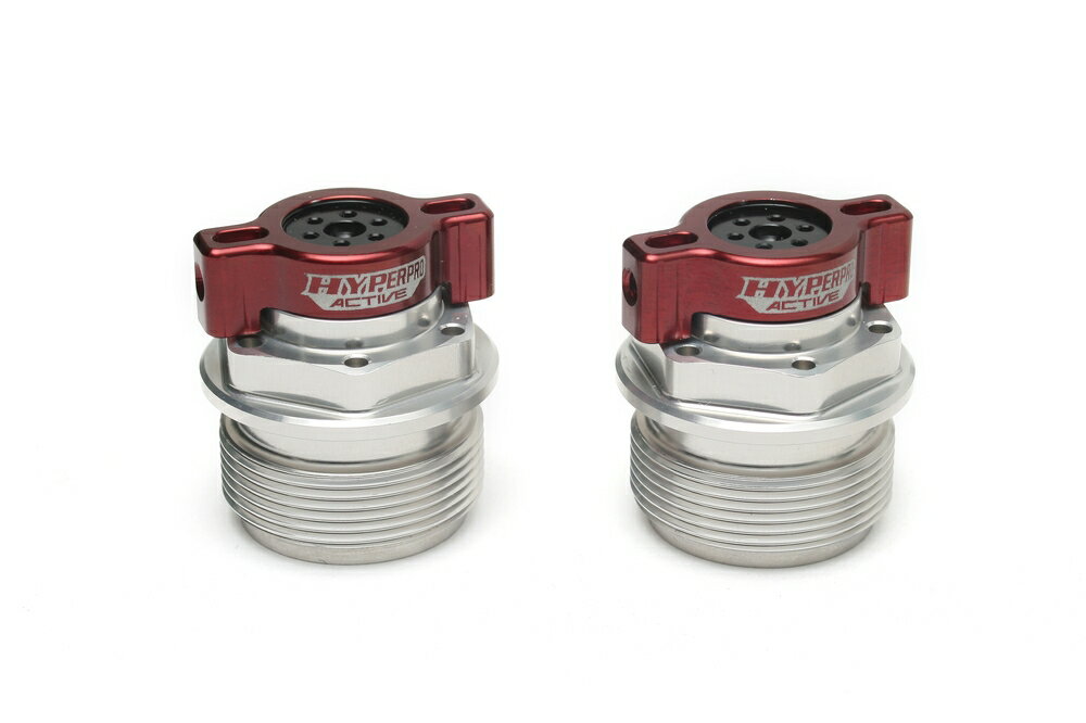 ◆適合車種 YAMAHA MT-07 '2014 〜 '2024 YAMAHA MT-07(ABS) '2014 〜 '2024 YAMAHA YZF-R25 '2015 〜 '2018 YAMAHA YZF-R3(ABS) '2015 〜 '2018 YAMAHA XSR700 '2018 〜 '2023 YAMAHA YZF-R25(ABS) '2015 〜 '2018 SUZUKI V-STROM 250 SX '2023 〜 '2025 KAWASAKI Z650RS '2022 〜 '2025サスペンションブランドのノウハウを詰め込んだプリロードアジャスター。純正フォークにアジャスターがない車両でも、本品を装着すれば気軽にセッティングを楽しめます。 アジャスターを回してもトップの高さが変わらない設計(実用新案登録済)で、ハンドル周りをカスタムしても干渉しづらいコンパクト形状です。 ハンドアジャストノブで、純正トップキャップ位置を基準に15mmまでプリロードを掛けられる設計(半回転で1クリック)。スプリングが当たるプレートはフリーで回転するため、軽い力で回せるだけでなくスプリングの動きも妨げません。※一部ノブの付属しない車種もあります 品番：22635201 JANコード：4538792840888 アジャストノブカラー：レッド