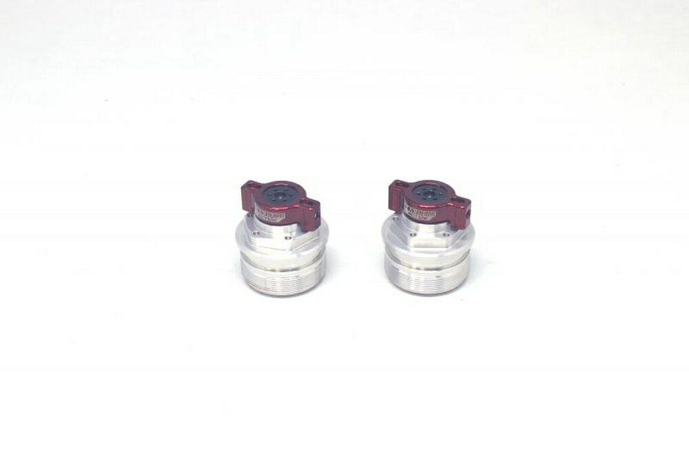 ◆適合車種 KAWASAKI Ninja400(ABS) '2018 〜 '2024 KAWASAKI Ninja250(ABS) '2018 〜 '2024▲装着写真はブラックです サスペンションブランドのノウハウを詰め込んだプリロードアジャスター。純正フォークにアジャスターがない車両でも、本品を装着すれば気軽にセッティングを楽しめます。 アジャスターを回してもトップの高さが変わらない設計(実用新案登録済)で、ハンドル周りをカスタムしても干渉しづらいコンパクト形状です。 ハンドアジャストノブで、純正トップキャップ位置を基準に15mmまでプリロードを掛けられる設計(半回転で1クリック)。スプリングが当たるプレートはフリーで回転するため、軽い力で回せるだけでなくスプリングの動きも妨げません。※一部ノブの付属しない車種もあります 品番：22671203 JANコード：4538792878140 アジャストノブカラー：レッド