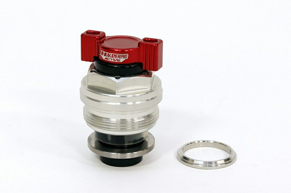 ◆適合車種 HONDA CBR250RR '2023 〜 '2023 HONDA CBR250RR(ABS) '2023 〜 '2023サスペンションブランドのノウハウを詰め込んだプリロードアジャスター。純正フォークにアジャスターがない車両でも、本品を装着すれば気軽にセッティングを楽しめます。 アジャスターを回してもトップの高さが変わらない設計(実用新案登録済)で、ハンドル周りをカスタムしても干渉しづらいコンパクト形状です。 ハンドアジャストノブで、純正トップキャップ位置を基準に15mmまでプリロードを掛けられる設計(半回転で1クリック)。スプリングが当たるプレートはフリーで回転するため、軽い力で回せるだけでなくスプリングの動きも妨げません。※一部ノブの付属しない車種もあります 品番：22615205 JANコード：4538792926025 アジャストノブカラー：レッド