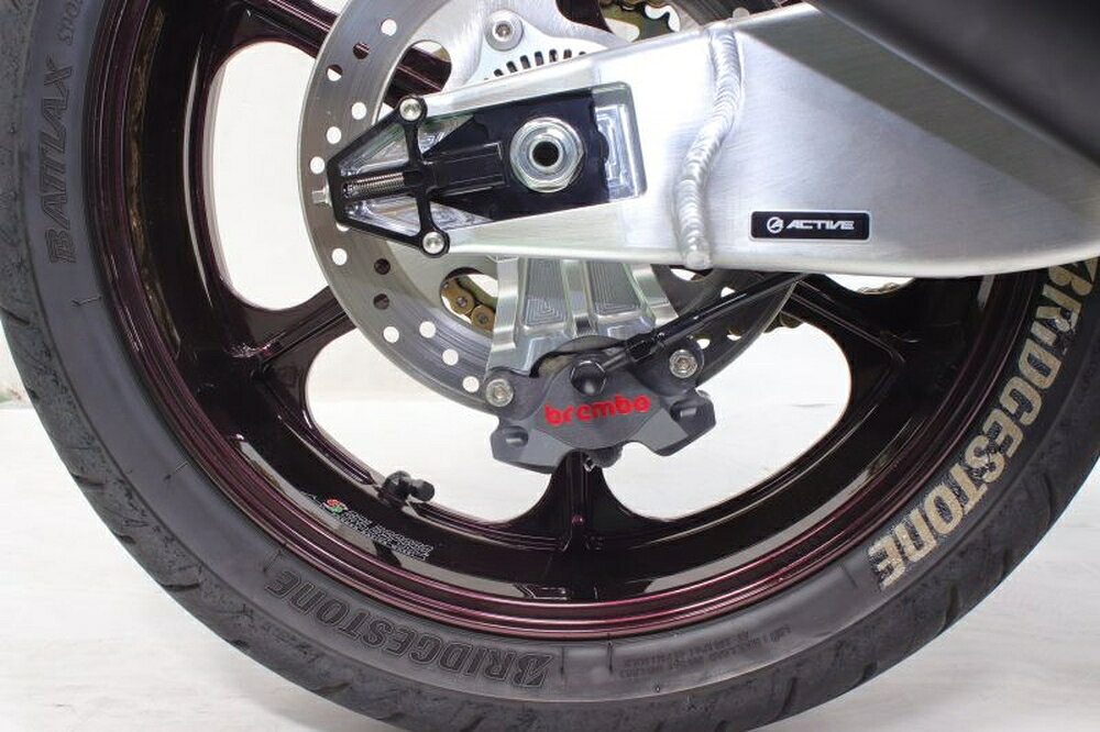 ◆適合車種 KAWASAKI Z900RS '2018 〜 '2024 (SE 22-24含む) KAWASAKI Z900RS CAFE '2018 〜 '2024GALE SPEEDアキシャル2Pキャリパーやbrembo2POTなどの、84mmピッチアキシャルキャリパーを装着するためのサポート。トルクロッドなどの回り止めを必要としないシンプルな形状です。 ■対応GALE SPEEDキャリパー品番 【A】GSRCA34AF/GSRCA34AT ■対応bremboキャリパー品番 ※車種により使えるキャリパーが異なります。各製品品番の「対応キャリパー」欄をご確認ください。 【B】20.6950.21 / 20.6950.22 / 20.6951.60 / 20.6951.22 / 120.B278.10 【C】20.5161.43 / 20.5161.51 【D】120.A441.10 / 120.A441.30 / 120.A441.40 【E】20.B581.11 / 20.B851.53 / 20.B852.10 / 20.B852.52 / 20.B852.70 / 20.B852.73 品番：1477017SN JANコード：4538792657271 対応キャリパー：【A】【B】【C】【D】【E】 備考：プレスフォーミング/口の字断面スイングアーム