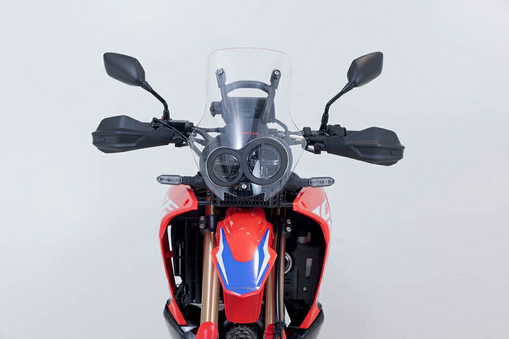 ◆適合車種 HONDA CRF300RALLY '2020 〜 '2020アドベンチャーハンドガードキットは、丈夫なアルミ製ブラケットと柔軟で耐衝撃性のある樹脂製シェルで 風雨や小石、茂みから手を守り、転倒時にはハンドルバーも保護します。 マットブラックのエレガントなシェルは、バイクの外観を崩しません。 手を包み込むクローズドシェイプで、側面までカバーします。 ・ブラケットは高品質パウダーコート仕上げ ・エレガントで空気力学的なデザイン、マットブラックのシェル ・オプション：保護性能を高めるクラッシュパッド、シェル面積を拡張するエクステンション ※アルミバーは、KOBRA または BBSTORMハンドガードシェルとは互換性がありません。 品番：HDG0022034600/B JANコード：4538792208473 総重量(約)：1.7kg 備考