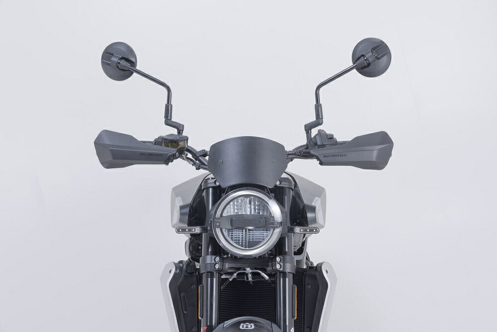 ◆適合車種 HUSQVANA SVARTPILEN 801 '2024 〜 '2024スリムでスタイリッシュな外観ながら、丈夫なアルミ製ブラケットと柔軟で耐衝撃性のある樹脂製シェルで風雨や飛び石から手を守ります。 別売りの エクステンション を付けるとさらにガード面積がアップ。 ・スリムシェイプデザイン。マットブラックカラー ・ブラケットは高品質パウダーコート仕上げ ・オプション：シェル面積を拡張する エクステンション ※アルミバーは、KOBRA または BBSTORMハンドガードシェルとは互換性がありません。 品番：HDG0022028900/B JANコード：4538792212104 総重量(約)：1.2kg 備考