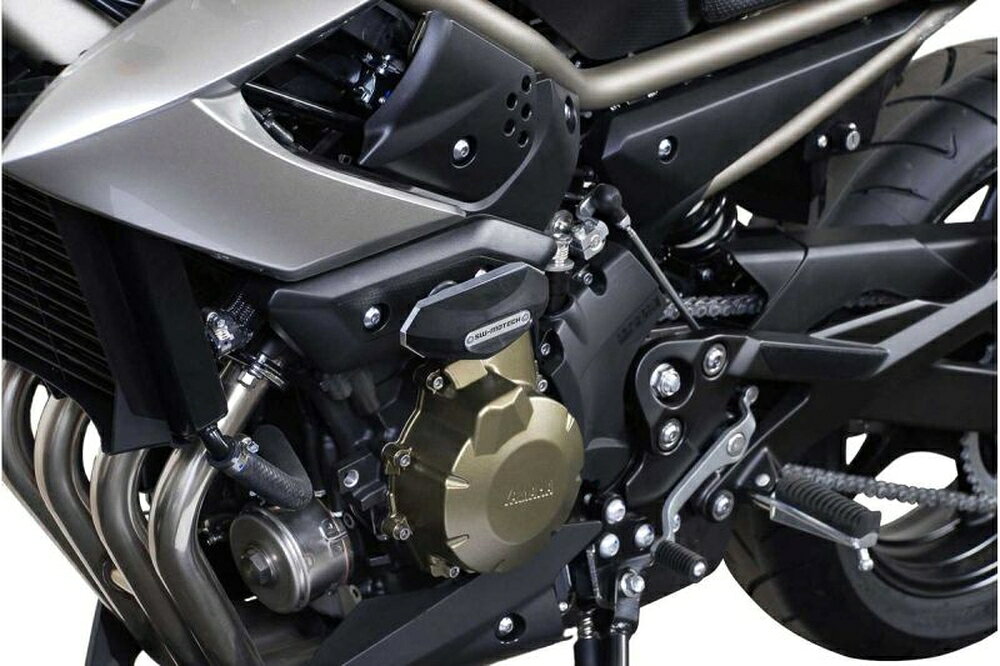 ◆適合車種 YAMAHA XJ6 '2008 〜 '2016 YAMAHA XJ6 DIVERSION '2008 〜 '2008 YAMAHA XJ6 DIVERSION(ABS) '2008 〜 '2008摩耗に強い合成樹脂が衝撃から保護します。 完成されたデザインはオートバイから浮くことなく、一体感のある雰囲気を醸します。また取付は、付属のマウンティングマテリアルを使用して簡単に行うことができます。 品番：STP0659010500/B JANコード：4538792157191