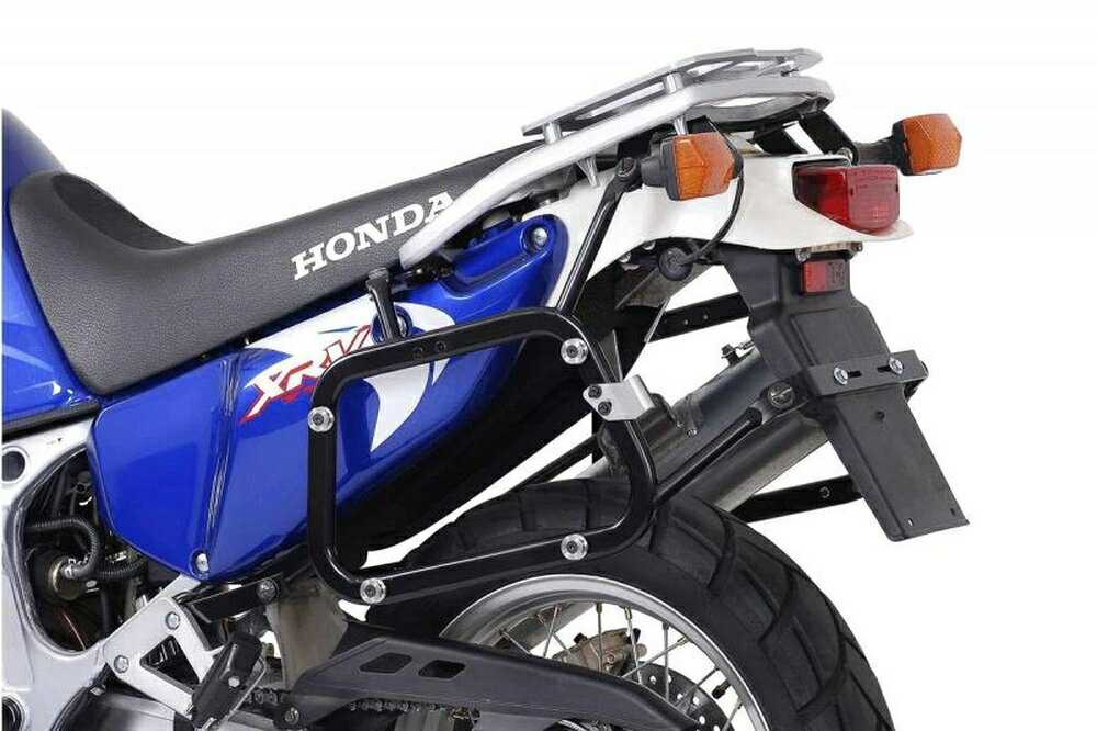 ◆適合車種 HONDA XRV750 Africa Twin '1992 〜 '2003▲アダプターキットは別売です ハードケースを固定するためのスチール製サイドキャリア。 QUICK-LOCK機構で、ファスナーを4分の1回転させるだけでキャリアを外すことができます(車体には目立たないアタッチメントだけが残ります)。定期的な着脱をしない場合には、オプションのスクリューキットで恒久的に固定することもできます。 SW-MOTECHのハードケースだけでなく、Givi / Kappa、Hepco＆Becker、Krauser、Shadのケースを接続するアダプターキット(別売)も用意。また、RotopaXシステムとも互換性のある多数の機能的な穴を設けています。 車種によってEVOキャリア、またはより耐久性の高い新設計のPROサイドキャリアのどちらかが設定されています。 ※サイドケースを装着するには別売りのアダプターキットが必要です。 ※記載されている車種以外にも適合車種がある場合があります。必ず適合表にてお確かめください。 ※PROサイドキャリア：最大積載量は品番ごとの取扱説明書をご覧ください。 品番：KFT0107920001/B JANコード：4538792869537 総重量(約) 車体取付け幅(左右計) 備考