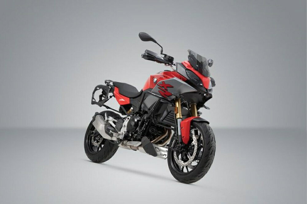 ◆適合車種 BMW F900R '2019 〜 '2019 BMW F900XR '2019 〜 '2019ハードケースを固定するためのスチール製サイドキャリア。 QUICK-LOCK機構で、ファスナーを4分の1回転させるだけでキャリアを外すことができます(車体には目立たないアタッチメントだけが残ります)。定期的な着脱をしない場合には、オプションのスクリューキットで恒久的に固定することもできます。 SW-MOTECHのハードケースだけでなく、Givi / Kappa、Hepco＆Becker、Krauser、Shadのケースを接続するアダプターキット(別売)も用意。また、RotopaXシステムとも互換性のある多数の機能的な穴を設けています。 車種によってEVOキャリア、またはより耐久性の高い新設計のPROサイドキャリアのどちらかが設定されています。 ※サイドケースを装着するには別売りのアダプターキットが必要です。 ※記載されている車種以外にも適合車種がある場合があります。必ず適合表にてお確かめください。 ※PROサイドキャリア：最大積載量は品番ごとの取扱説明書をご覧ください。 品番：KFT0794930000/B JANコード：4538792155678 総重量(約) 車体取付け幅(左右計) 備考