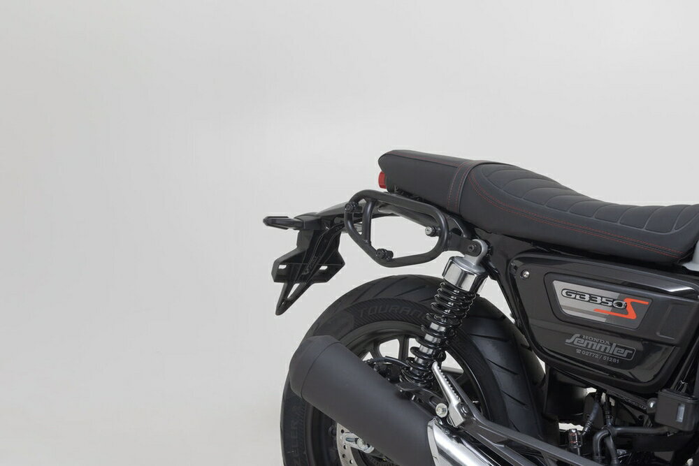 ◆適合車種 HONDA GB350S '2023 〜 '2023シンプルな外観で強度のあるスチール製のキャリア。 ■対応バッグ・ケース ・LEGEND GEAR サイドバッグLC1/LC2 サイドバッグ ・URBAN ABS サイドケース ・SYSBAG(アダプタープレート別売) ・汎用ブラケット ・ナンバーゼッケンプレート ＜その他適合車種の確認はコチラ ＞ ●掲載している車種・年式は、ヨーロッパモデルで確認された適合です。日本国内で販売された車種・年式への適合は未確認です。 品番：HTA0196311000 JANコード：4538792211732 備考 対応バッグ：LC1/LC2, URBAN ABS, SysBag(アダプタープレート含む),ナンバープレート