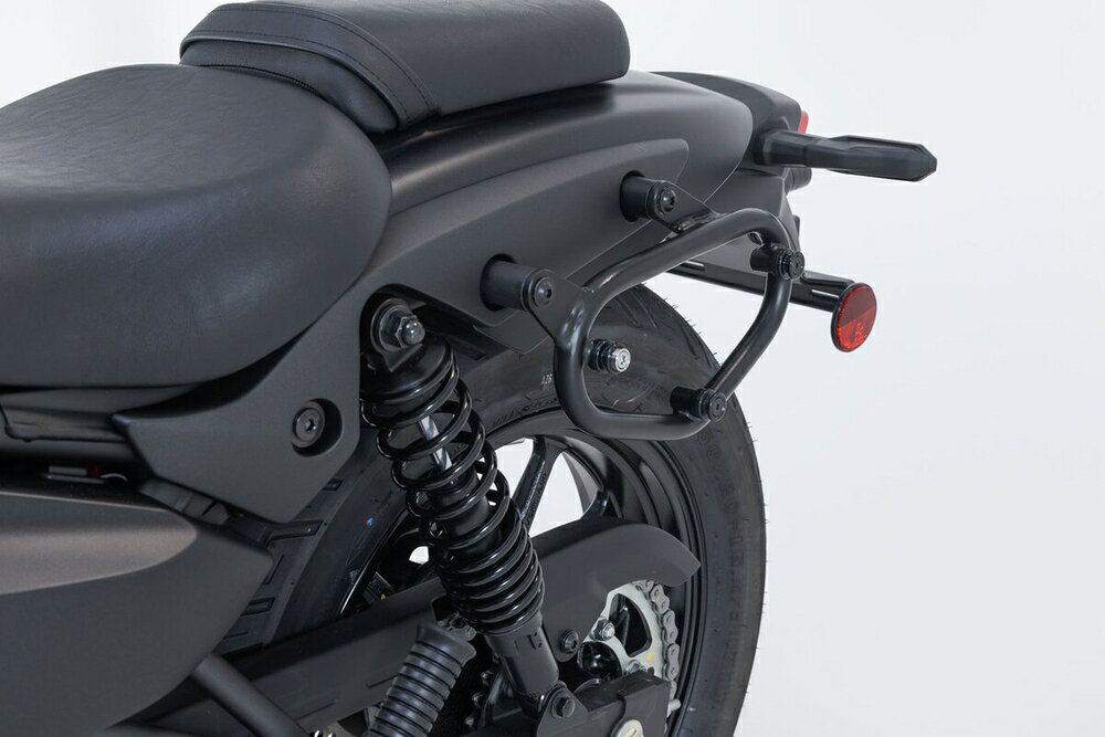 ◆適合車種 KAWASAKI ELIMINATOR 500 '2023 〜 '2023 KAWASAKI ELIMINATOR 400 SE '2024 〜 '2026 KAWASAKI ELIMINATOR 400 '2024 〜 '2026シンプルな外観で強度のあるスチール製のキャリア。 ■対応バッグ・ケース ・LEGEND GEAR サイドバッグLC1/LC2 サイドバッグ ・URBAN ABS サイドケース ・SYSBAG(アダプタープレート別売) ・汎用ブラケット ・ナンバーゼッケンプレート ＜その他適合車種の確認はコチラ ＞ ●掲載している車種・年式は、ヨーロッパモデルで確認された適合です。日本国内で販売された車種・年式への適合は未確認です。 品番：HTA0860410001 JANコード：4538792210445 備考：総重量1.1kg 対応バッグ：LC1/LC2, URBAN ABS, SysBag(アダプタープレート含む),ナンバープレート