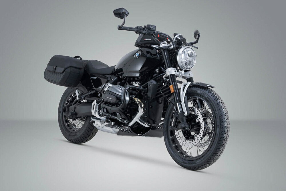 ◆適合車種 BMW R12 '2023 〜 '2023LEGEND GEARシリーズのサイドバッグLH1/LH2を装着するためのキャリア。 ■LEGEND GEAR LH1用…右/左 ■LEGEND GEAR LH2用…左 ●掲載している車種・年式は、ヨーロッパモデルで確認された適合です。日本国内で販売された車種・年式への適合は未確認です。 品番：HTA0799619000 JANコード：4538792207681 対応バッグ：LEGEND GEAR LH1 (右) 19.5L