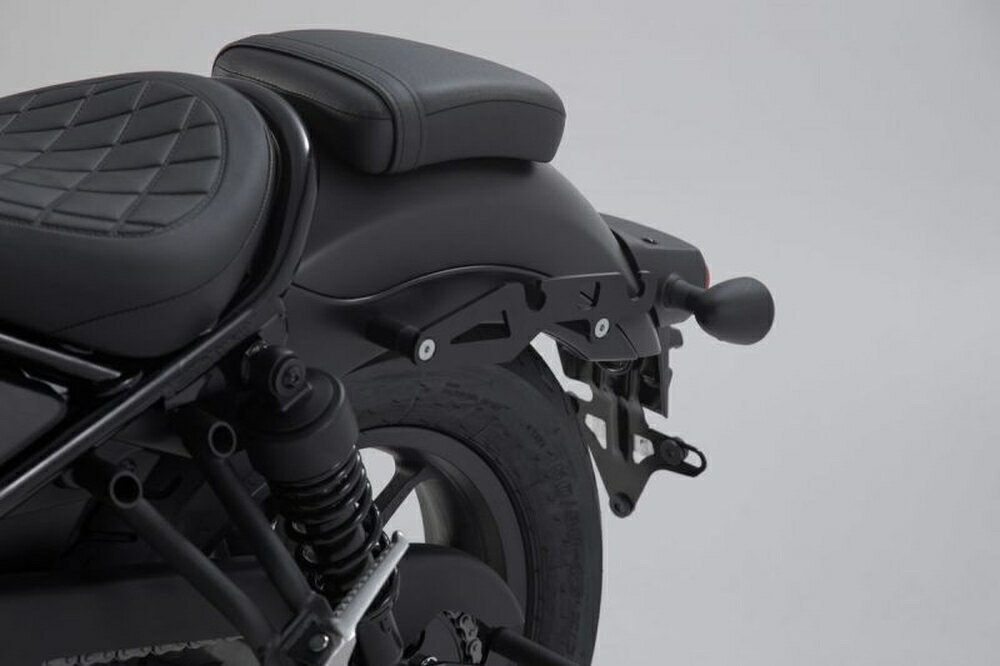 ◆適合車種 HONDA REBEL500 '2016 〜 '2020 (CMX500REBEL)安全にバッグをマウントするための車種専用設計のサイドキャリア。 クイックリリース式で素早い着脱が可能な一方、強固なロックにより不意に外れることはありません。 ●サイドバッグクイックリリース機能 品番：HTA0168210000 JANコード：4538792152714 対応バッグ：LEGEND GEAR LH2 (左) 25.5L