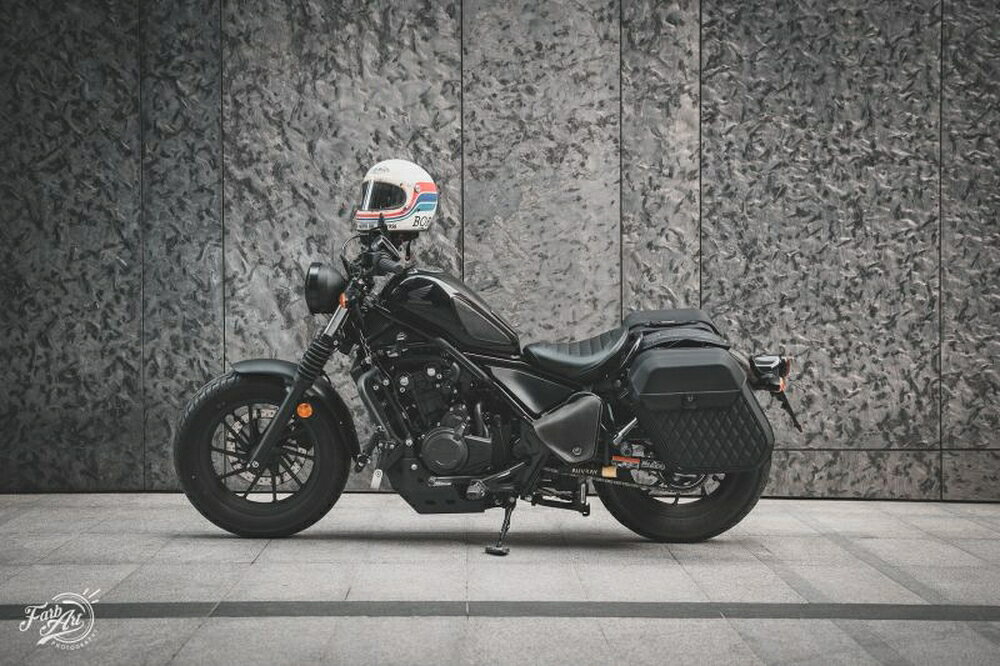 ◆適合車種 HONDA REBEL1100 '2020 〜 '2020 (CMX1100)▲LH2は別売りです LEGEND GEARシリーズのサイドバッグLH1/LH2を装着するためのキャリア。 ■LEGEND GEAR LH1用…右/左 ■LEGEND GEAR LH2用…左 ●掲載している車種・年式は、ヨーロッパモデルで確認された適合です。日本国内で販売された車種・年式への適合は未確認です。 品番：HTA0168210300 JANコード：4538792170299 対応バッグ：LEGEND GEAR LH2 (左) 25.5L