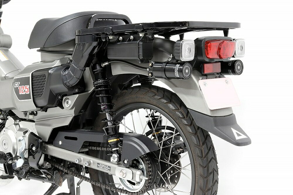 ◆適合車種 HONDA CT125 ハンターカブ '2020 〜 '2025日本仕様のリアショックとフロントスプリングを1セットにした、ハイパープロの魅力を最大限堪能できるキットボックス。 車種ごとに「乗り心地を数値化」し、ハイパープロが推奨する理想の車体姿勢になるよう設定。前後同時に換装することで、ライディングおいて重要な“バランス”を最適化します。 リアショックとフロントスプリングをそれぞれ単品で購入するよりお得な価格設定です。 【ストリートボックス セット内容】 ・フロントスプリング ・リアショック ・フロントフォークオイル ・フロントフォークグリス ・ステッカー(Hロゴ×2) ・オリジナルバンダナ ・プリロードレンチ ・かんたんサグ取りマニュアル(解説動画リンク付) ・車種専用マニュアル(セッティングデータ付き) ・保証書 ※製品の仕様は予告なく変更する場合がございます。 【お役立ち情報】 ハイパープロ Japan Specとは？ イージーオーダーサービス(新規購入時のみ) サスペンションセッティングについて サグの取り方(PDF) オーバーホールサービス 品番：33410109 JANコード：4538792960494 タイプ：ホース付タンクタイプ 油圧プリロードアジャスター(HPA)：あり 備考(仕様その他)：タンクステー付き リアスプリング：コンスタントライジングレート