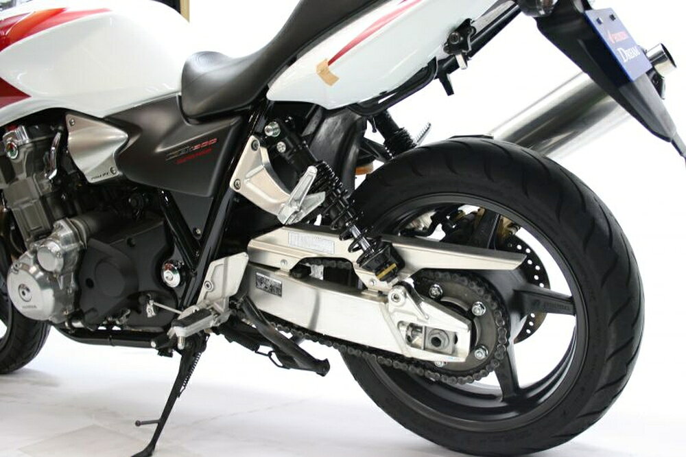 ◆適合車種 HONDA CB1300SB(ABS) '2005 〜 '2009 HONDA CB1300SF(ABS) '2005 〜 '2009▲写真はイメージです。 日本仕様のリアショックとフロントスプリングを1セットにした、ハイパープロの魅力を最大限堪能できるキットボックス。 車種ごとに「乗り心地を数値化」し、ハイパープロが推奨する理想の車体姿勢になるよう設定。前後同時に換装することで、ライディングおいて重要な“バランス”を最適化します。 リアショックとフロントスプリングをそれぞれ単品で購入するよりお得な価格設定です。 【ストリートボックス セット内容】 ・フロントスプリング ・リアショック ・フロントフォークオイル ・フロントフォークグリス ・ステッカー(Hロゴ×2) ・オリジナルバンダナ ・プリロードレンチ ・かんたんサグ取りマニュアル(解説動画リンク付) ・車種専用マニュアル(セッティングデータ付き) ・保証書 ※製品の仕様は予告なく変更する場合がございます。 【お役立ち情報】 ハイパープロ Japan Specとは？ イージーオーダーサービス(新規購入時のみ) サスペンションセッティングについて サグの取り方(PDF) オーバーホールサービス 品番：33410077 JANコード：4538792126784 タイプ：[ツイン] 360 エマルジョン (アルミシリンダー) 油圧プリロードアジャスター(HPA)：無し 備考(仕様その他) リアスプリング：コンスタントライジングレート
