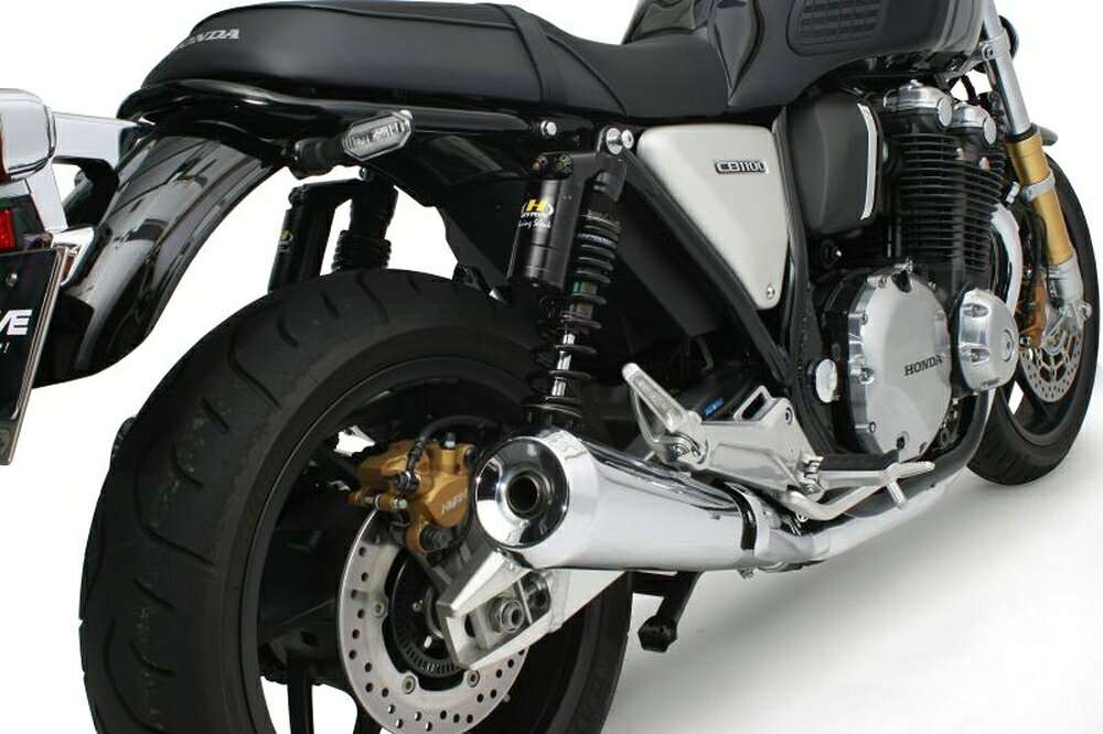 ◆適合車種 HONDA CB1100RS ABS '2017 〜 '2022▲写真はイメージです。 日本仕様のリアショックとフロントスプリングを1セットにした、ハイパープロの魅力を最大限堪能できるキットボックス。 車種ごとに「乗り心地を数値化」し、ハイパープロが推奨する理想の車体姿勢になるよう設定。前後同時に換装することで、ライディングおいて重要な“バランス”を最適化します。 リアショックとフロントスプリングをそれぞれ単品で購入するよりお得な価格設定です。 【ストリートボックス セット内容】 ・フロントスプリング ・リアショック ・フロントフォークオイル ・フロントフォークグリス ・ステッカー(Hロゴ×2) ・オリジナルバンダナ ・プリロードレンチ ・かんたんサグ取りマニュアル(解説動画リンク付) ・車種専用マニュアル(セッティングデータ付き) ・保証書 ※製品の仕様は予告なく変更する場合がございます。 【お役立ち情報】 ハイパープロ Japan Specとは？ イージーオーダーサービス(新規購入時のみ) サスペンションセッティングについて サグの取り方(PDF) オーバーホールサービス 品番：33410049 JANコード：4538792126326 タイプ：[ツイン] 367 ピギーバック (アルミシリンダー) 油圧プリロードアジャスター(HPA)：無し 備考(仕様その他) リアスプリング：コンスタントライジングレート