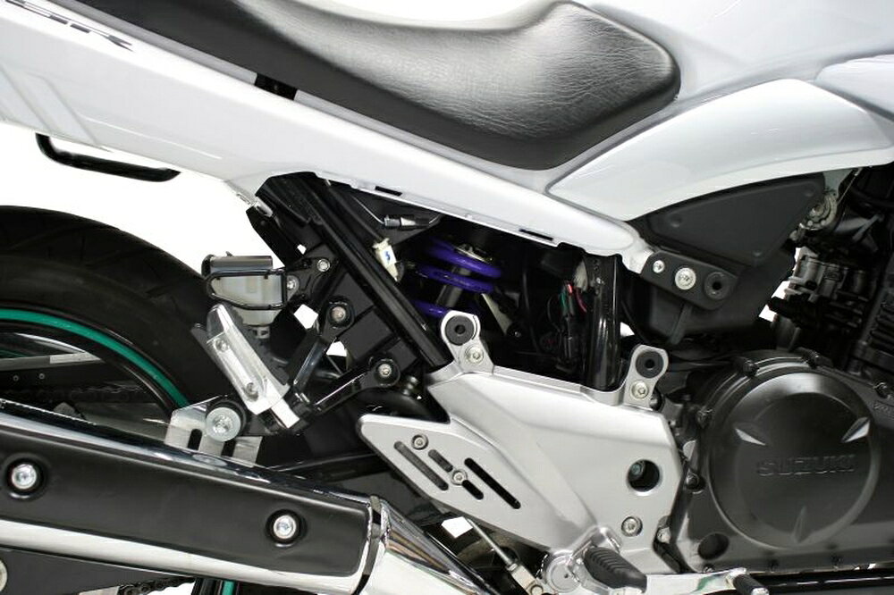 ◆適合車種 SUZUKI GSR250 '2012 〜 '2016▲写真はイメージです。 日本仕様のリアショックとフロントスプリングを1セットにした、ハイパープロの魅力を最大限堪能できるキットボックス。 車種ごとに「乗り心地を数値化」し、ハイパープロが推奨する理想の車体姿勢になるよう設定。前後同時に換装することで、ライディングおいて重要な“バランス”を最適化します。 リアショックとフロントスプリングをそれぞれ単品で購入するよりお得な価格設定です。 【ストリートボックス セット内容】 ・フロントスプリング ・リアショック ・フロントフォークオイル ・フロントフォークグリス ・ステッカー(Hロゴ×2) ・オリジナルバンダナ ・プリロードレンチ ・かんたんサグ取りマニュアル(解説動画リンク付) ・車種専用マニュアル(セッティングデータ付き) ・保証書 ※製品の仕様は予告なく変更する場合がございます。 【お役立ち情報】 ハイパープロ Japan Specとは？ イージーオーダーサービス(新規購入時のみ) サスペンションセッティングについて サグの取り方(PDF) オーバーホールサービス 品番：33450028 JANコード：4538792127569 タイプ：[モノ] 460 エマルジョン (アルミシリンダー) 油圧プリロードアジャスター(HPA)：無し 備考(仕様その他) リアスプリング：コンスタントライジングレート