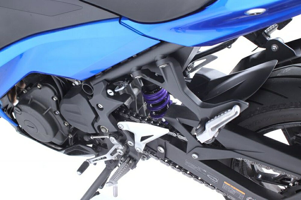 ◆適合車種 KAWASAKI Ninja400(ABS) '2018 〜 '2024 KAWASAKI Ninja250(ABS) '2018 〜 '2024▲サンプル画像 日本仕様のリアショックとフロントスプリングを1セットにした、ハイパープロの魅力を最大限堪能できるキットボックス。 車種ごとに「乗り心地を数値化」し、ハイパープロが推奨する理想の車体姿勢になるよう設定。前後同時に換装することで、ライディングおいて重要な“バランス”を最適化します。 リアショックとフロントスプリングをそれぞれ単品で購入するよりお得な価格設定です。 【ストリートボックス セット内容】 ・フロントスプリング ・リアショック ・フロントフォークオイル ・フロントフォークグリス ・ステッカー(Hロゴ×2) ・オリジナルバンダナ ・プリロードレンチ ・かんたんサグ取りマニュアル(解説動画リンク付) ・車種専用マニュアル(セッティングデータ付き) ・保証書 ※製品の仕様は予告なく変更する場合がございます。 【お役立ち情報】 ハイパープロ Japan Specとは？ イージーオーダーサービス(新規購入時のみ) サスペンションセッティングについて サグの取り方(PDF) オーバーホールサービス 品番：33470140 JANコード：4538792903439 タイプ：[モノ] 360 エマルジョン (アルミシリンダー) 油圧プリロードアジャスター(HPA)：無し 備考(仕様その他) リアスプリング：コンスタントライジングレート