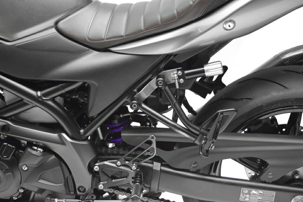 ◆適合車種 SUZUKI SV650X ABS '2019 〜 '2025▲写真はイメージです。 日本仕様のリアショックとフロントスプリングを1セットにした、ハイパープロの魅力を最大限堪能できるキットボックス。 車種ごとに「乗り心地を数値化」し、ハイパープロが推奨する理想の車体姿勢になるよう設定。前後同時に換装することで、ライディングおいて重要な“バランス”を最適化します。 リアショックとフロントスプリングをそれぞれ単品で購入するよりお得な価格設定です。 【ストリートボックス セット内容】 ・フロントスプリング ・リアショック ・フロントフォークオイル ・フロントフォークグリス ・ステッカー(Hロゴ×2) ・オリジナルバンダナ ・プリロードレンチ ・かんたんサグ取りマニュアル(解説動画リンク付) ・車種専用マニュアル(セッティングデータ付き) ・保証書 ※製品の仕様は予告なく変更する場合がございます。 【お役立ち情報】 ハイパープロ Japan Specとは？ イージーオーダーサービス(新規購入時のみ) サスペンションセッティングについて サグの取り方(PDF) オーバーホールサービス 品番：33450059 JANコード：4538792127965 タイプ：[モノ] 460 エマルジョン HPA付 (アルミシリンダー) 油圧プリロードアジャスター(HPA)：あり 備考(仕様その他) リアスプリング：コンスタントライジングレート