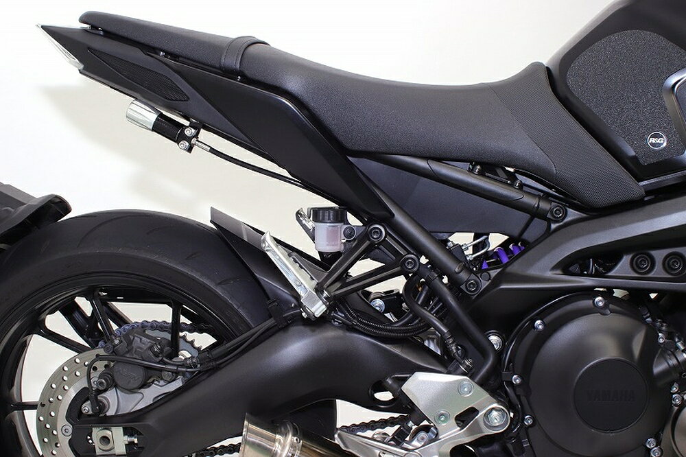 ◆適合車種 YAMAHA MT-09 '2017 〜 '2019 YAMAHA MT-09(ABS) '2017 〜 '2019日本仕様のリアショックとフロントスプリングを1セットにした、ハイパープロの魅力を最大限堪能できるキットボックス。 車種ごとに「乗り心地を数値化」し、ハイパープロが推奨する理想の車体姿勢になるよう設定。前後同時に換装することで、ライディングおいて重要な“バランス”を最適化します。 リアショックとフロントスプリングをそれぞれ単品で購入するよりお得な価格設定です。 【ストリートボックス セット内容】 ・フロントスプリング ・リアショック ・フロントフォークオイル ・フロントフォークグリス ・ステッカー(Hロゴ×2) ・オリジナルバンダナ ・プリロードレンチ ・かんたんサグ取りマニュアル(解説動画リンク付) ・車種専用マニュアル(セッティングデータ付き) ・保証書 ※製品の仕様は予告なく変更する場合がございます。 【お役立ち情報】 ハイパープロ Japan Specとは？ イージーオーダーサービス(新規購入時のみ) サスペンションセッティングについて サグの取り方(PDF) オーバーホールサービス 品番：33430036 JANコード：4538792127293 タイプ：[モノ] 460 エマルジョン HPA付 (アルミシリンダー) 油圧プリロードアジャスター(HPA)：あり 備考(仕様その他)：ローダウン約20mm リアスプリング：コンスタントライジングレート