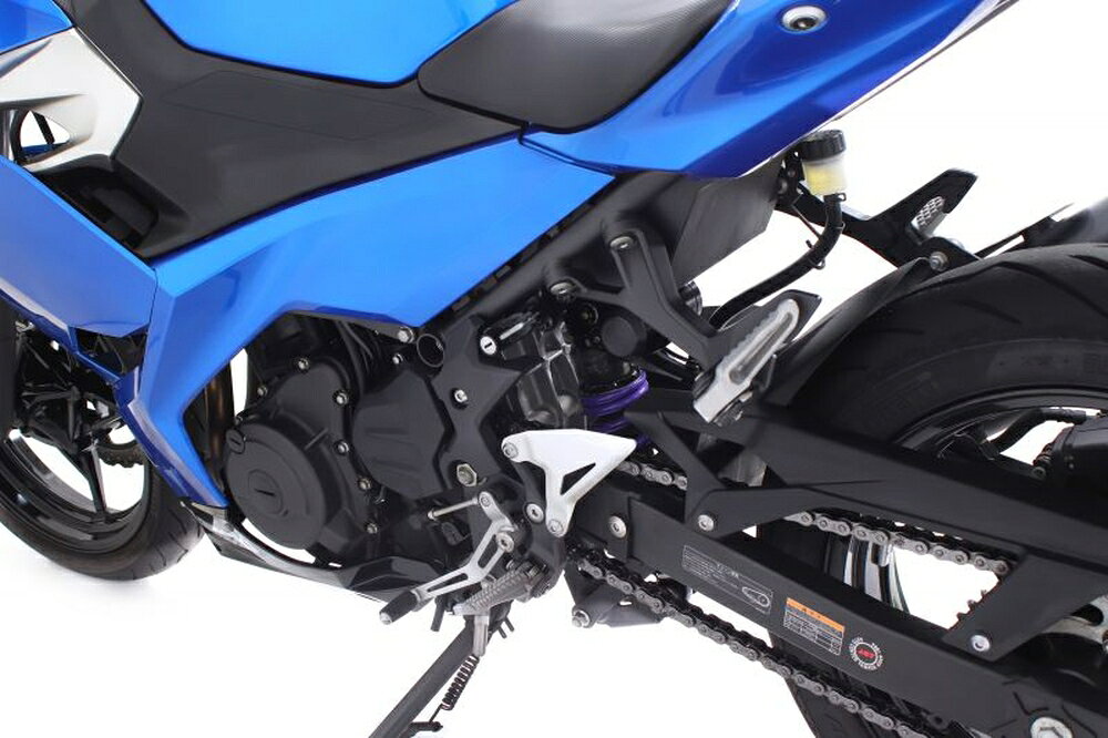◆適合車種 KAWASAKI Ninja400(ABS) '2018 〜 '2024 KAWASAKI Ninja250(ABS) '2018 〜 '2024日本仕様のリアショックとフロントスプリングを1セットにした、ハイパープロの魅力を最大限堪能できるキットボックス。 車種ごとに「乗り心地を数値化」し、ハイパープロが推奨する理想の車体姿勢になるよう設定。前後同時に換装することで、ライディングおいて重要な“バランス”を最適化します。 リアショックとフロントスプリングをそれぞれ単品で購入するよりお得な価格設定です。 【ストリートボックス セット内容】 ・フロントスプリング ・リアショック ・フロントフォークオイル ・フロントフォークグリス ・ステッカー(Hロゴ×2) ・オリジナルバンダナ ・プリロードレンチ ・かんたんサグ取りマニュアル(解説動画リンク付) ・車種専用マニュアル(セッティングデータ付き) ・保証書 ※製品の仕様は予告なく変更する場合がございます。 【お役立ち情報】 ハイパープロ Japan Specとは？ イージーオーダーサービス(新規購入時のみ) サスペンションセッティングについて サグの取り方(PDF) オーバーホールサービス 品番：33470141 JANコード：4538792903446 タイプ：[モノ] 363 ピギーバック (アルミシリンダー) 油圧プリロードアジャスター(HPA)：無し 備考(仕様その他) リアスプリング：コンスタントライジングレート