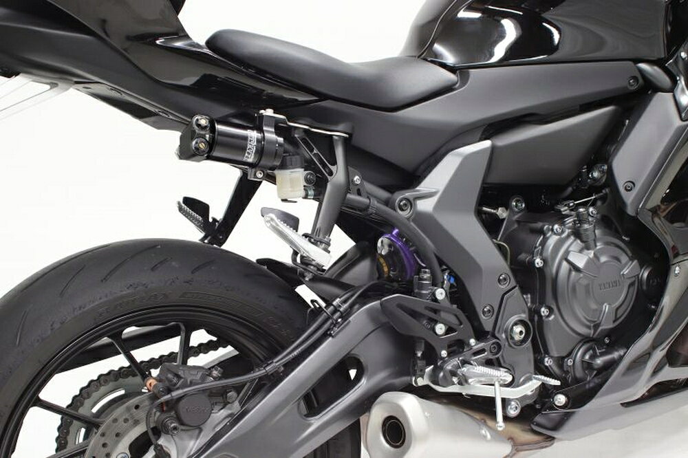 ◆適合車種 YAMAHA YZF-R7 '2022 〜 '2024日本仕様のリアショックとフロントスプリングを1セットにした、ハイパープロの魅力を最大限堪能できるキットボックス。 車種ごとに「乗り心地を数値化」し、ハイパープロが推奨する理想の車体姿勢になるよう設定。前後同時に換装することで、ライディングおいて重要な“バランス”を最適化します。 リアショックとフロントスプリングをそれぞれ単品で購入するよりお得な価格設定です。 【ストリートボックス セット内容】 ・フロントスプリング ・リアショック ・フロントフォークオイル ・フロントフォークグリス ・ステッカー(Hロゴ×2) ・オリジナルバンダナ ・プリロードレンチ ・かんたんサグ取りマニュアル(解説動画リンク付) ・車種専用マニュアル(セッティングデータ付き) ・保証書 ※製品の仕様は予告なく変更する場合がございます。 【お役立ち情報】 ハイパープロ Japan Specとは？ イージーオーダーサービス(新規購入時のみ) サスペンションセッティングについて サグの取り方(PDF) オーバーホールサービス 品番：33430041 JANコード：4538792919669 タイプ：[モノ] 461 ホース付タンクタイプ (アルミシリンダー) 油圧プリロードアジャスター(HPA)：無し 備考(仕様その他) リアスプリング：コンスタントライジングレート