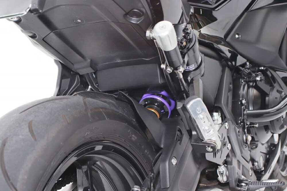 ◆適合車種 KAWASAKI Ninja650(ABS) '2017 〜 '2025日本仕様のリアショックとフロントスプリングを1セットにした、ハイパープロの魅力を最大限堪能できるキットボックス。 車種ごとに「乗り心地を数値化」し、ハイパープロが推奨する理想の車体姿勢になるよう設定。前後同時に換装することで、ライディングおいて重要な“バランス”を最適化します。 リアショックとフロントスプリングをそれぞれ単品で購入するよりお得な価格設定です。 【ストリートボックス セット内容】 ・フロントスプリング ・リアショック ・フロントフォークオイル ・フロントフォークグリス ・ステッカー(Hロゴ×2) ・オリジナルバンダナ ・プリロードレンチ ・かんたんサグ取りマニュアル(解説動画リンク付) ・車種専用マニュアル(セッティングデータ付き) ・保証書 ※製品の仕様は予告なく変更する場合がございます。 【お役立ち情報】 ハイパープロ Japan Specとは？ イージーオーダーサービス(新規購入時のみ) サスペンションセッティングについて サグの取り方(PDF) オーバーホールサービス 品番：33470131 JANコード：4538792899770 タイプ：[モノ] 461 ホース付タンクタイプ (アルミシリンダー) 油圧プリロードアジャスター(HPA)：付き 備考(仕様その他) リアスプリング：コンスタントライジングレート