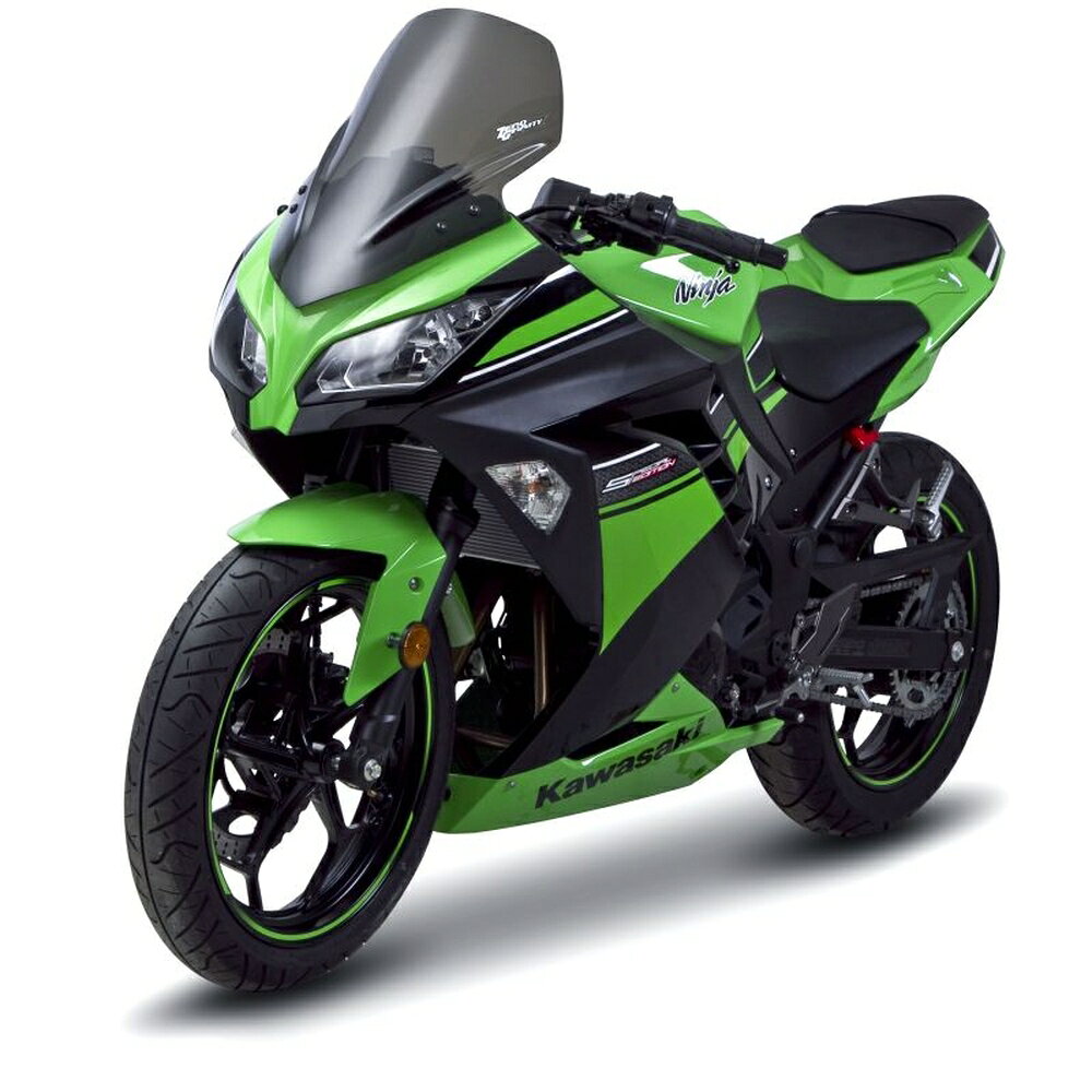 ◆適合車種 KAWASAKI Ninja300 '2013 〜 '2017 KAWASAKI Ninja300(ABS) '2013 〜 '2017 KAWASAKI Ninja250 '2013 〜 '2017 KAWASAKI Ninja250(ABS) '2013 〜 '2017▲写真はスモークです ゼログラビティの中では最も防風効果の高い、ツーリング向けタイプ。 【カラーラインナップ】 ※車種・形状によってラインナップが無い場合もあります ※一部車種用の特殊色は各品番ページをご覧ください ●ふくらまし成形による色ムラや凹凸、微細な筋が生じる場合があります。また、太陽光線が一点に集光する収れん現象が起こると車両樹脂部分に損傷を与える可能性があります。駐車・保管の際はスクリーンに直射日光が当たらないようご注意ください。 品番：2328201 JANコード：4538792761190