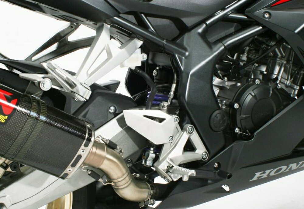 ◆適合車種 HONDA CBR250RR '2017 〜 '2023 HONDA CBR250RR(ABS) '2017 〜 '2023▲写真はイメージです。 初期は柔らかく衝撃を吸収し、高負荷時には奥で踏ん張るハイパープロ独自開発の“コンスタントライジングレート”スプリング。 不等ピッチが生み出すその性能を100%発揮させるシルキーでスムースな乗り心地のリアショックユニットです。 ●機能 ・プリロードアジャスター ・リバウンドアジャスター ・車高調整(一部車種除く) ・HPA(一部ラインナップ) ●HPA付の製品について HPA(油圧プリロードアジャスター)は、アクセスしやすい場所に取付けたHPAダイヤルを手で回すことで、リアショック本体に工具をかけなくてもプリロードナットを回し調整することができます。 ※製品の仕様は予告なく変更する場合がございます。 【お役立ち情報】 ハイパープロ Japan Specとは？ イージーオーダーサービス(新規購入時のみ) サスペンションセッティングについて サグの取り方(PDF) オーバーホールサービス 品番：33310068 JANコード：4538792123172 ショックタイプ：モノ エマルジョン T360(アルミシリンダー) 油圧プリロードアジャスター(HPA)：なし スプリング：コンスタントライジングレート