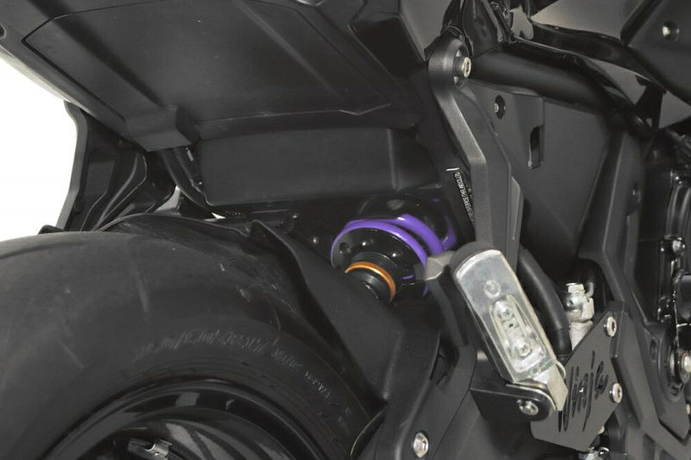 ◆適合車種 KAWASAKI Ninja650(ABS) '2017 〜 '2025 KAWASAKI Z650 ABS '2017 〜 '2025 KAWASAKI Z650RS '2022 〜 '2025初期は柔らかく衝撃を吸収し、高負荷時には奥で踏ん張るハイパープロ独自開発の“コンスタントライジングレート”スプリング。 不等ピッチが生み出すその性能を100%発揮させるシルキーでスムースな乗り心地のリアショックユニットです。 ●機能 ・プリロードアジャスター ・リバウンドアジャスター ・車高調整(一部車種除く) ・HPA(一部ラインナップ) ●HPA付の製品について HPA(油圧プリロードアジャスター)は、アクセスしやすい場所に取付けたHPAダイヤルを手で回すことで、リアショック本体に工具をかけなくてもプリロードナットを回し調整することができます。 ※製品の仕様は予告なく変更する場合がございます。 【お役立ち情報】 ハイパープロ Japan Specとは？ イージーオーダーサービス(新規購入時のみ) サスペンションセッティングについて サグの取り方(PDF) オーバーホールサービス 品番：33370108 JANコード：4538792899701 ショックタイプ：モノ エマルジョン T460(アルミシリンダー) 油圧プリロードアジャスター(HPA)：なし スプリング：コンスタントライジングレート