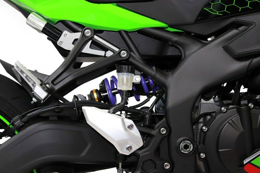 ◆適合車種 KAWASAKI Ninja ZX-25R '2020 〜 '2022 KAWASAKI Ninja ZX-25R SE '2020 〜 '2022初期は柔らかく衝撃を吸収し、高負荷時には奥で踏ん張るハイパープロ独自開発の“コンスタントライジングレート”スプリング。 不等ピッチが生み出すその性能を100%発揮させるシルキーでスムースな乗り心地のリアショックユニットです。 ●機能 ・プリロードアジャスター ・リバウンドアジャスター ・車高調整(一部車種除く) ・HPA(一部ラインナップ) ●HPA付の製品について HPA(油圧プリロードアジャスター)は、アクセスしやすい場所に取付けたHPAダイヤルを手で回すことで、リアショック本体に工具をかけなくてもプリロードナットを回し調整することができます。 ※製品の仕様は予告なく変更する場合がございます。 【お役立ち情報】 ハイパープロ Japan Specとは？ イージーオーダーサービス(新規購入時のみ) サスペンションセッティングについて サグの取り方(PDF) オーバーホールサービス 品番：33370114 JANコード：4538792904016 ショックタイプ：モノ エマルジョン T460(アルミシリンダー) 油圧プリロードアジャスター(HPA)：付き スプリング：コンスタントライジングレート