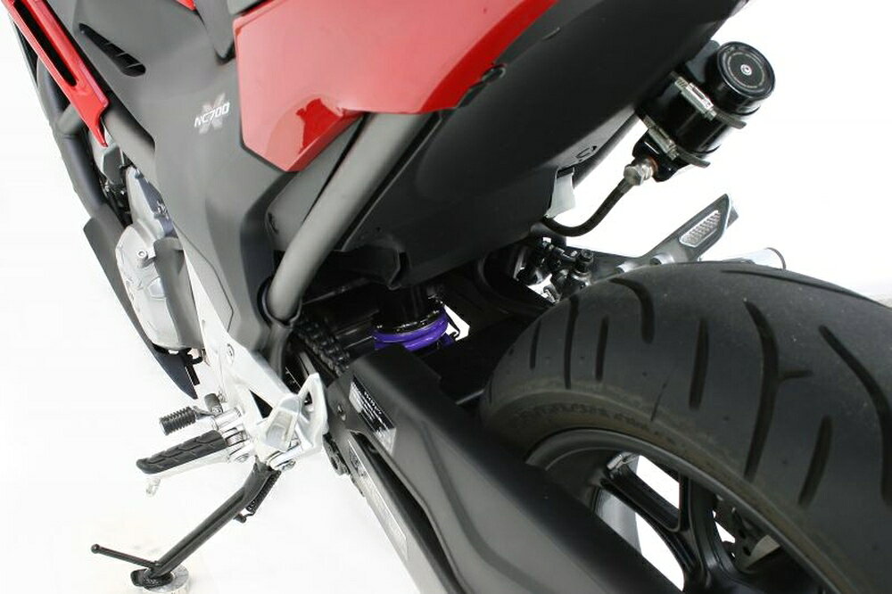◆適合車種 HONDA NC750X '2014 〜 '2015 (Type-LD不可) HONDA NC750X(ABS) '2014 〜 '2015 (Type-LD不可) HONDA NC700X '2012 〜 '2013 (Type-LD不可) HONDA NC700X(ABS) '2012 〜 '2013 (Type-LD不可)▲写真はイメージです。 初期は柔らかく衝撃を吸収し、高負荷時には奥で踏ん張るハイパープロ独自開発の“コンスタントライジングレート”スプリング。 不等ピッチが生み出すその性能を100%発揮させるシルキーでスムースな乗り心地のリアショックユニットです。 ●機能 ・プリロードアジャスター ・リバウンドアジャスター ・HI/LOWコンプレッションアジャスター ・車高調整(一部車種除く) ・HPA(一部ラインナップ) ●HPA付の製品について HPA(油圧プリロードアジャスター)がついた製品は、アクセスしやすい場所に取り付けたHPAのダイヤルを回すことで、リアショック本体に工具をかけなくてもプリロードナットを回し調整することができます。 ※製品の仕様は予告なく変更する場合がございます。 【お役立ち情報】 ハイパープロ Japan Specとは？ イージーオーダーサービス(新規購入時のみ) サスペンションセッティングについて サグの取り方(PDF) オーバーホールサービス 品番：33310048 JANコード：4538792122977 ショックタイプ：モノ ホース付タンクタイプ T461(アルミシリンダー) 油圧プリロードアジャスター(HPA)：なし スプリング：コンスタントライジングレート