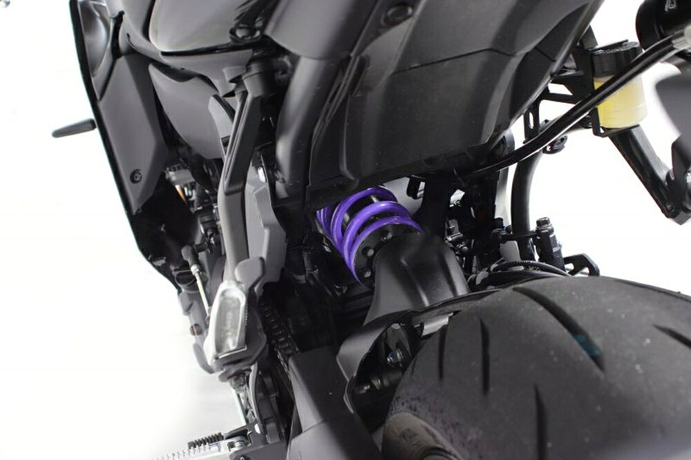 ◆適合車種 YAMAHA YZF-R7 '2022 〜 '2024初期は柔らかく衝撃を吸収し、高負荷時には奥で踏ん張るハイパープロ独自開発の“コンスタントライジングレート”スプリング。 不等ピッチが生み出すその性能を100%発揮させるシルキーでスムースな乗り心地のリアショックユニットです。 ●機能 ・プリロードアジャスター ・リバウンドアジャスター ・HI/LOWコンプレッションアジャスター ・車高調整(一部車種除く) ・HPA(一部ラインナップ) ●HPA付の製品について HPA(油圧プリロードアジャスター)がついた製品は、アクセスしやすい場所に取り付けたHPAのダイヤルを回すことで、リアショック本体に工具をかけなくてもプリロードナットを回し調整することができます。 ※製品の仕様は予告なく変更する場合がございます。 【お役立ち情報】 ハイパープロ Japan Specとは？ イージーオーダーサービス(新規購入時のみ) サスペンションセッティングについて サグの取り方(PDF) オーバーホールサービス 品番：33330037 JANコード：4538792919645 ショックタイプ：モノ ホース付タンクタイプ T461(アルミシリンダー) 油圧プリロードアジャスター(HPA)：なし スプリング：コンスタントライジングレート