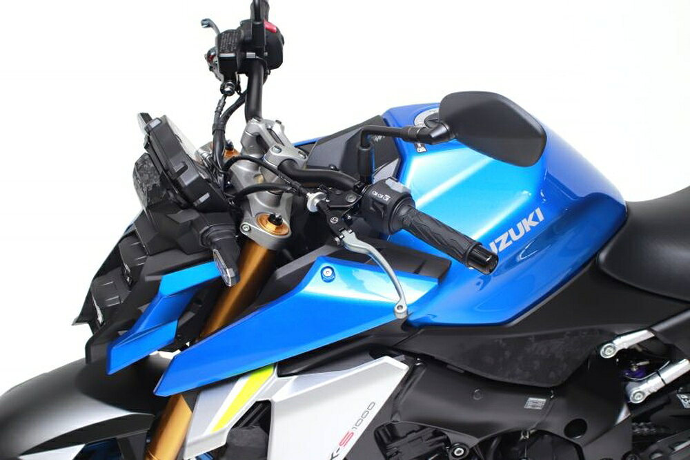 ◆適合車種 SUZUKI GSX-R1000(ABS) '2017 〜 '2022 (※) SUZUKI GSX-S1000 '2017 〜 '2020 SUZUKI GSX-S1000 '2022 〜 '2023 SUZUKI GSX-S1000F '2017 〜 '2020 (※) SUZUKI KATANA '2019 〜 '2023 (※)▲写真はガンメタです 全日本ロードレース選手権(主にST600クラス)でのシェア約80％を誇るアクティブ「RS(レーシングスペック)ビレットレバー」のノウハウを生かした設計で、ストリートでの必要十分な機能に特化した可倒式レバーです。 ・精度の高い切削で組み付け後のガタがなく、レバーを真っ直ぐに引くことができるため、指先の力が正確に伝わりライディングに集中できます。 ・手の大きさや夏冬のグローブ厚の違いに対応できる細やかなレバー位置調整機能 ・素材：ブレーキホルダー(A6061)、クラッチホルダー(A7075)、レバー(A6061) ・全6色(ブラック/レッド/ガンメタ/ブルー/ゴールド/グリーン) ■リペアパーツは元のレバーの品番ページの「リペアパーツ識別記号」をご確認のうえ、以下をご覧ください。 ＜リペア レバー単品＞ ＜リペア ホルダー単品＞ 車種専用カスタムキットもございます。詳しくはこちらへ！ 品番：12051205 JANコード：4538792913070 カラー：レッド 位置調整段階数：無段階調整 1クリック調整幅：- リペアパーツ識別記号：【レバー】C3 【ホルダー】SC-05