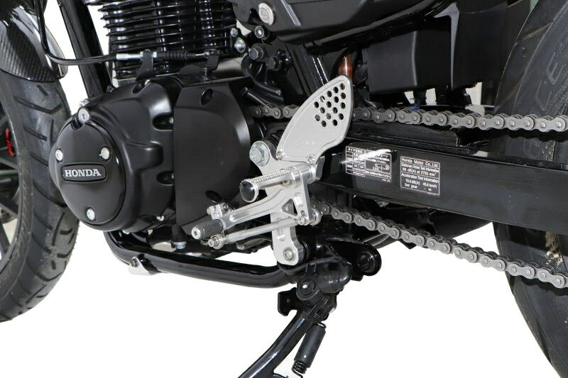 ◆適合車種 HONDA GB350S '2021 〜 '2025ライダーとの一体感を高めるバックステップ。極力装飾を抑えたシンプルで洗練された輪郭はネオクラシックマシンによく似合うシルエット。さらに精度の高い加工技術で思い通りの正確な操作性を備えています。 ■操作性を追求 シフトリンクやブレーキアームの位置や角度を最適にすることで快適なシフト・ブレーキタッチに。エッジの効いたステップバーは切削溝が適度に食い込みスポーツライディングをサポート。 ■ボルトオンで簡単取付け 取付けに必要な基本パーツがセットになっています。 ■セパレートハンドル&トップブリッジキットとの組み合わせがオススメ！ スポーツライディングに適した理想のポジションを叶えます。