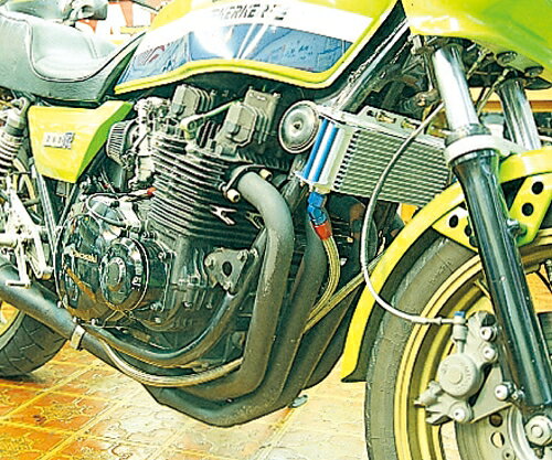 ◆適合車種 KAWASAKI Z1000J, KAWASAKI Z1000R車種別オイルクーラーキットは、オイルライン取り出しや車体へのマウントステーを専用設計としています。オイルラインも車種毎に最適な長さのものがキットに含まれるので、装着時の作業効率を高め、余分な出費を抑えます。 取り廻しやコアサイズ、サーモスタット対応品など選択の幅も広く、様々なカスタムプランに対応します。 コア：セトラブ製 フィッティング：アクティブ製 車種別ステー：アクティブ製 ●サーモスタット対応欄が「○」の品番について サーモ本体を組み込めるようホースが分割されています(フィッティング付)。 ※サーモスタットは別売りです。 こちら よりお選びください。