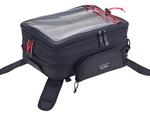 容量:10〜16リットル 色:ブラック 材質:600Dポリエステル+PVCレザー 部品構成:・小型マグネット×6 ・セフティベルト×1 ・レインカバー×1 サイズ:130(H)×240(W)×330(D)mm＊最小時 本体重量:1.34Kg 最大収納量:4.0kg A4地図フルスケール容量可変のベストセラーモデル! ■独立可動マグネットフラップで装着性抜群。収納例 独立可動式マグネットフラップ 独立可動のマグネットフラップで複雑な形状のタンクにもベストフィット。 容量可変 荷物に応じて10.0リットル⇔16.0リットルと容量が可変します。 A4マップ見開き収納 A4マップが見開きで使えます。 クリアトップのレインカバー レインカバーはクリアトップで雨の日も地図を見ることが可能。 レインカバーポケット 突然の雨にも素早く対応できる、レインカバー専用ポケットを装備。 大型ポケット 左右に大型ポケットを設け、料金所対応や小物の収納に便利。 ノンスリップ素材 タンクに接する部分には、柔らかいノンスリップ素材を採用。 収納式マグネットフラップ バイク降車して、持ち運ぶ際にマグネットフラップが邪魔にならないように収納できるポケットを装備。