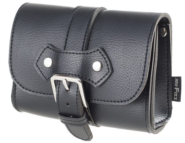 色:ブラック 材質:PVCレザー 部品構成:・本体×1 サイズ:120(H)×150(W)×70(D)mm ステー不要の汎用ETCケース ■ETCの取り付けスペースの少ないアメリカンやオフ車に最適 ■コード穴がどちらにもあるので車体の左右どちらにも取り付け可能取り付け可能サイズ 付属の結束バンドでの取り付け全長250mm以下 使用できるETCサイズ ※配線を除く 選べる取付方法【1】 ポーチ内のかくし生地をめくり、車体にボルトで共締めしてください。ボルトの頭が小さい場合は市販のワッシャー等で調整してください。 選べる取付方法【2】 付属の結束バンドをバッグの穴に通して、車体へ取り付けてください。 ETCの収納方法 ポーチ側のスリットにコードを通すようにしてETC車載器を収納してください。 取付例 リアフレーム装着例