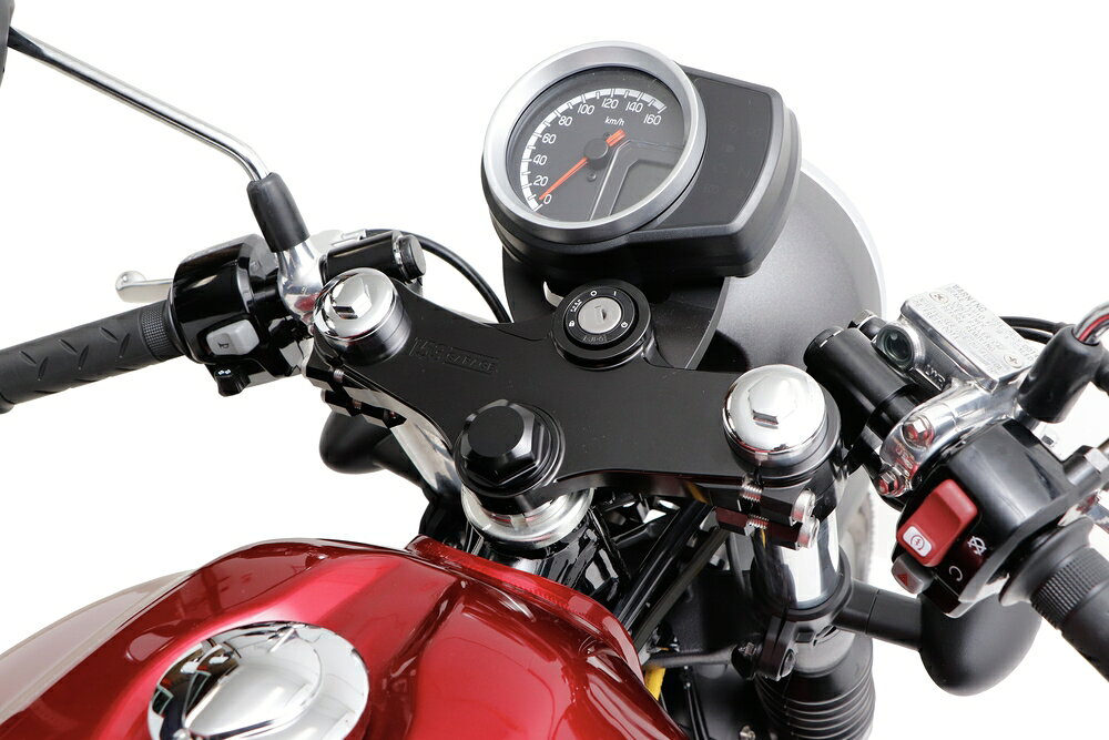 ◆適合車種 HONDA GB350 '2021 〜 '2024, HONDA GB350S '2021 〜 '2024▲写真はイメージです。トップブリッジ左側にACTIVEロゴが入ります ハンドルをトップブリッジの下に配置したり、質感を合わせたステムナット(純正はメッキ)を付属するなど、機能に加えてクラシックの雰囲気を追求した造形に仕上げています。 【キット内容】 ・トップブリッジ(ステムナット付) ・セパレートハンドル ブラック(バーエンド・ストッパー付) ・build a line ブレーキホース(ステンレスBLK) ・純正対応スロットル/クラッチワイヤー ・純正メーター用ステー ・ボルトオン設計 ・スイッチ穴加工済み 品番：13610020 価格：\70,000（税込 \77,000） JANコード：4538792966250 A:開き角 B:垂れ角 C:幅(ハンドルエンド) D:高さ(スペーサー有) E:高さ(スペーサー無) 材質 ハンドル内径